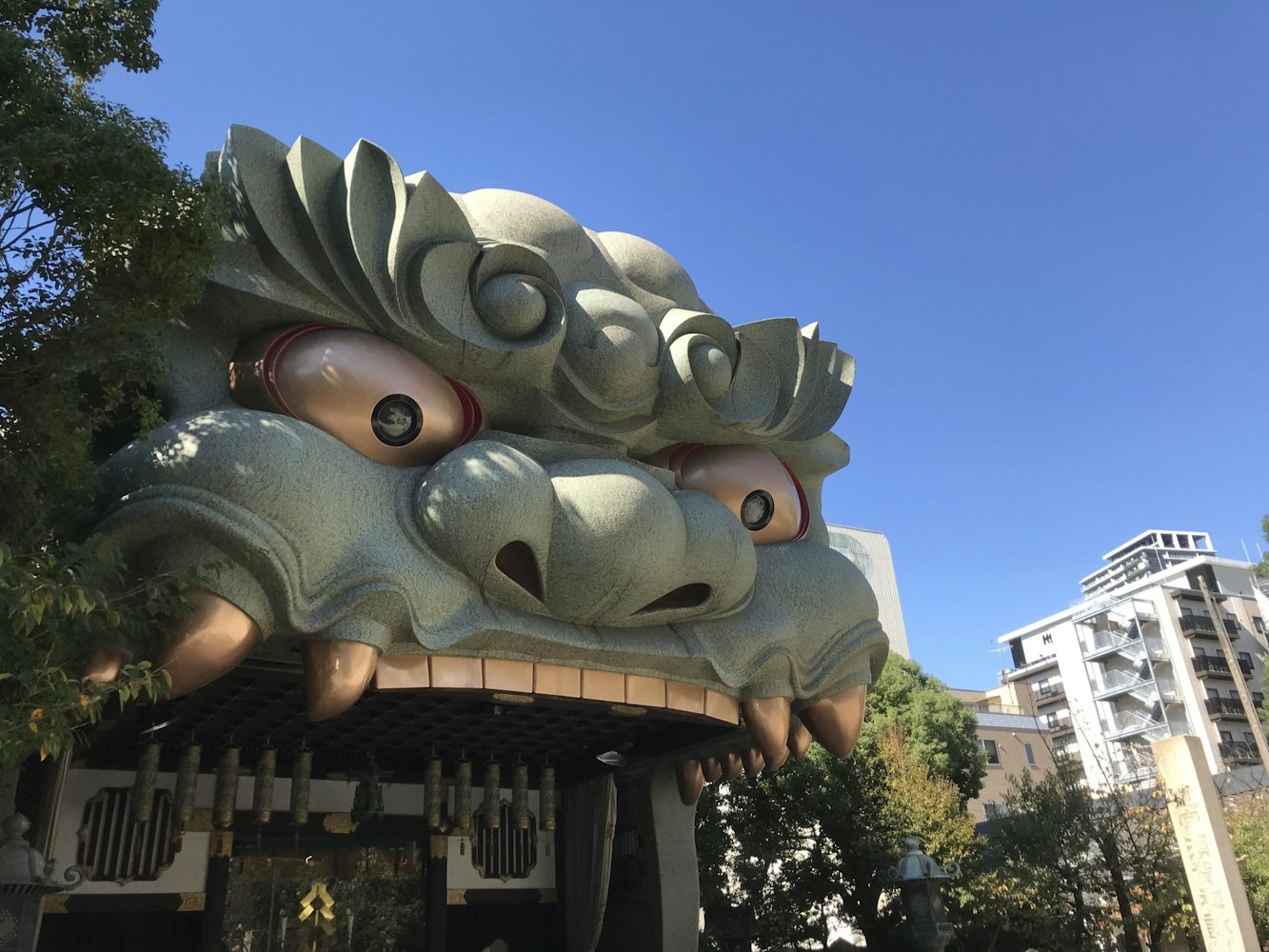 巨大な獅子の口へお参り！？｜難波八阪神社