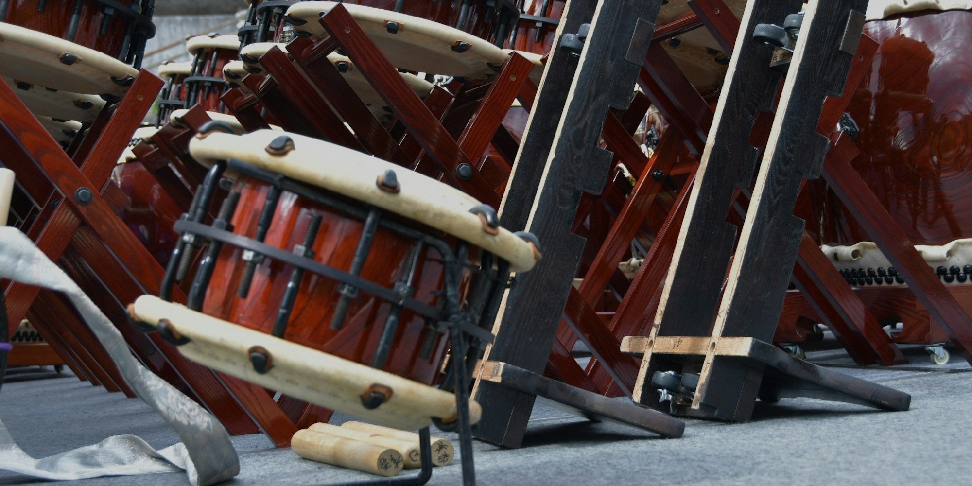 実際に叩いて聴いて|世界の太鼓資料館 太鼓館