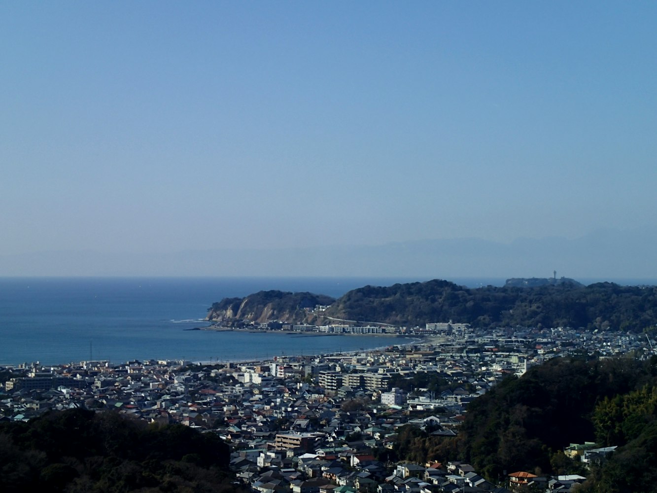 山頂から海と街を一望｜衣張山