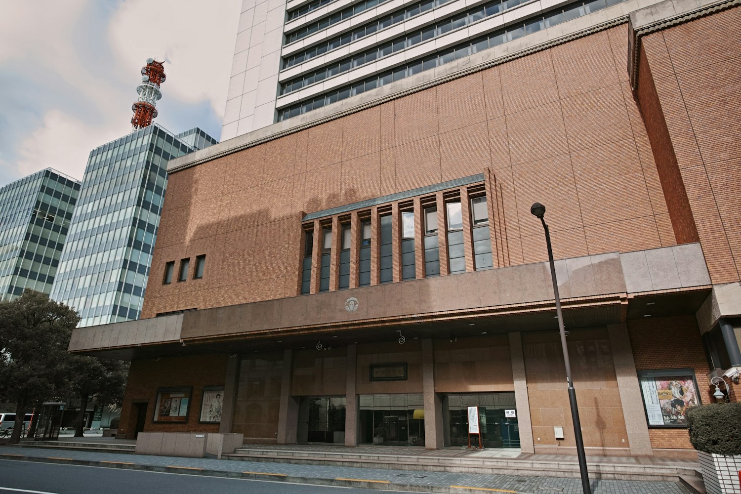 歌舞伎から新喜劇まで様々な演目を楽しむ｜新橋演舞場