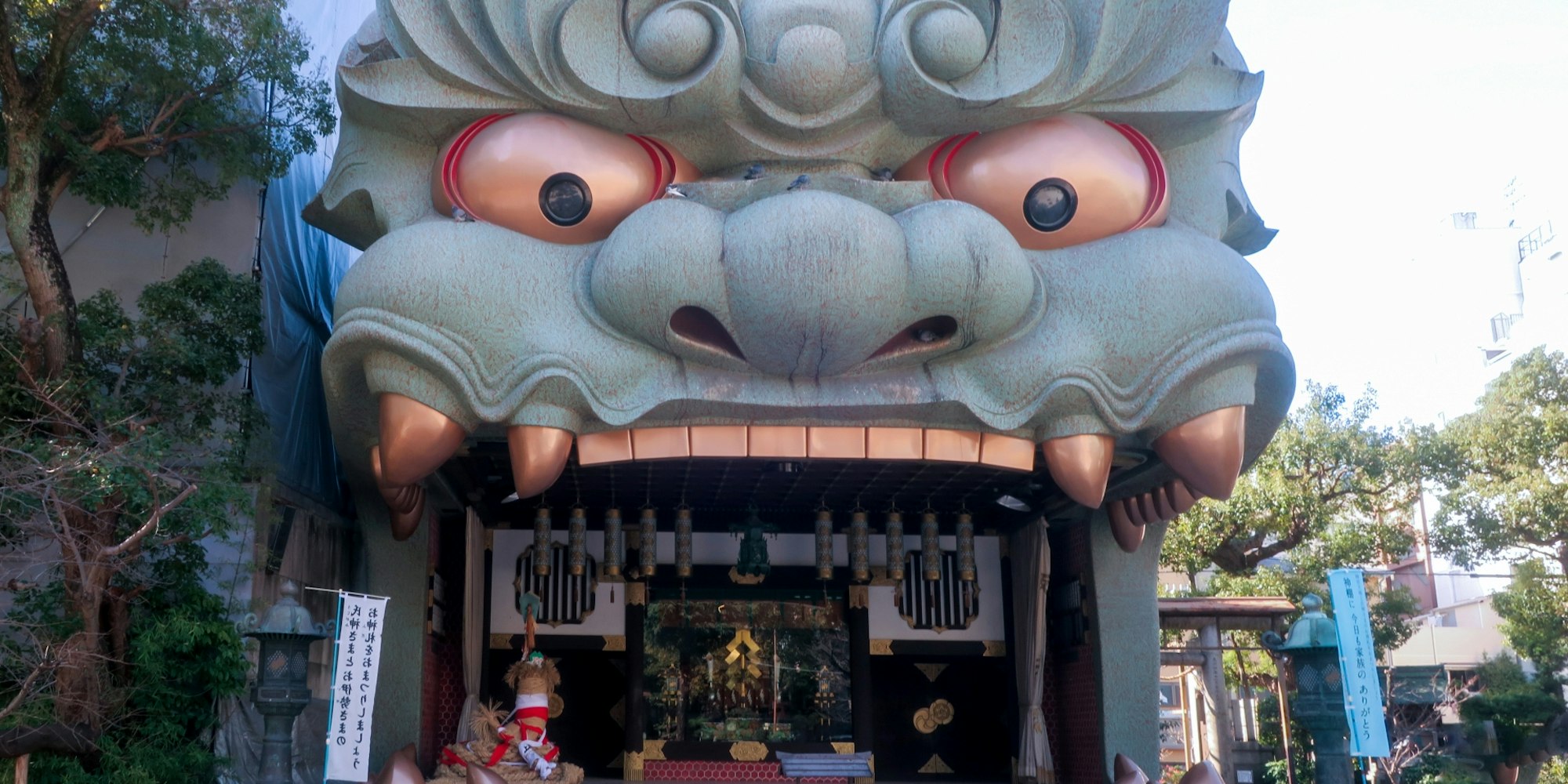 巨大な獅子がいる神社|難波八阪神社
