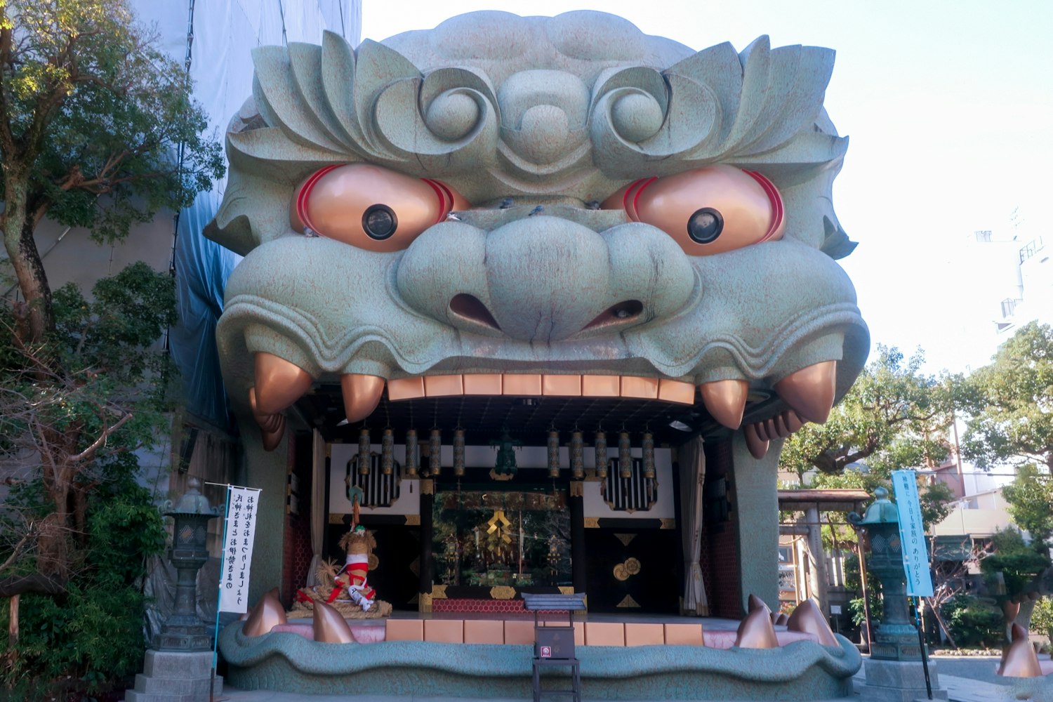 巨大な獅子がいる神社｜難波八阪神社