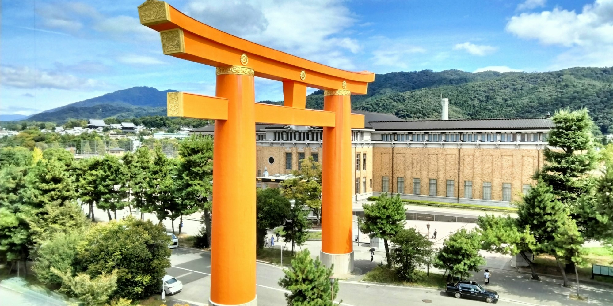 朱色の大鳥居が美しい|平安神宮