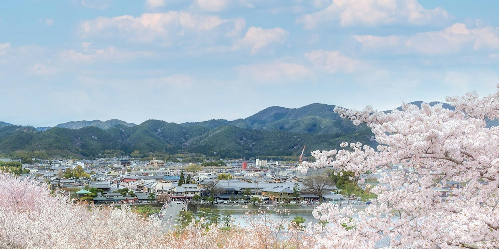 嵐山の渡月橋と嵯峨野の風景 嵐山の渡月橋と嵯峨野の風景