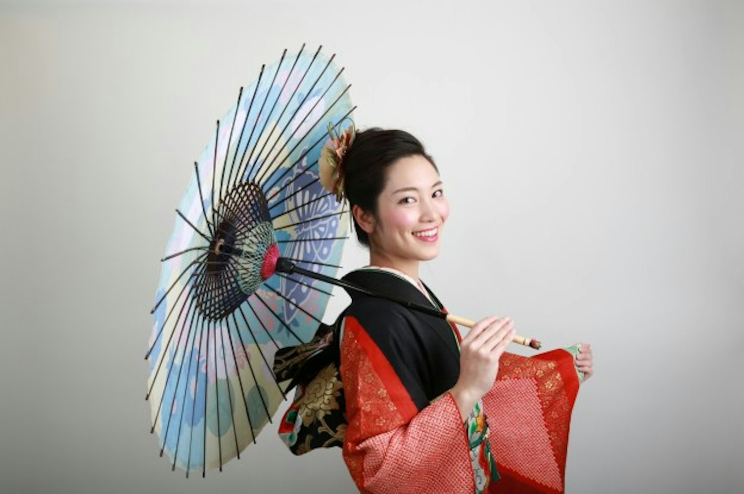 Eyecatch画像 | 結婚式に着物で参列する際に抑えておきたいマナー「振袖編」
