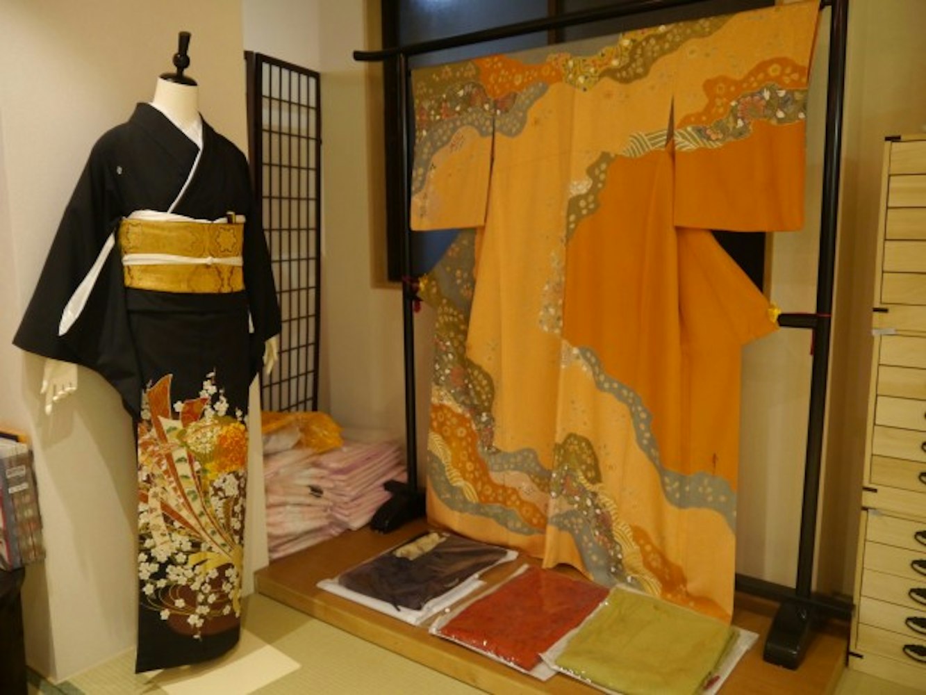 Eyecatch画像 | 結婚式に着物で参列する際に抑えておきたいマナー「訪問着編」