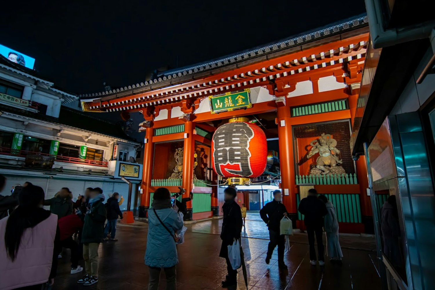 夜の浅草寺は幻想的な雰囲気