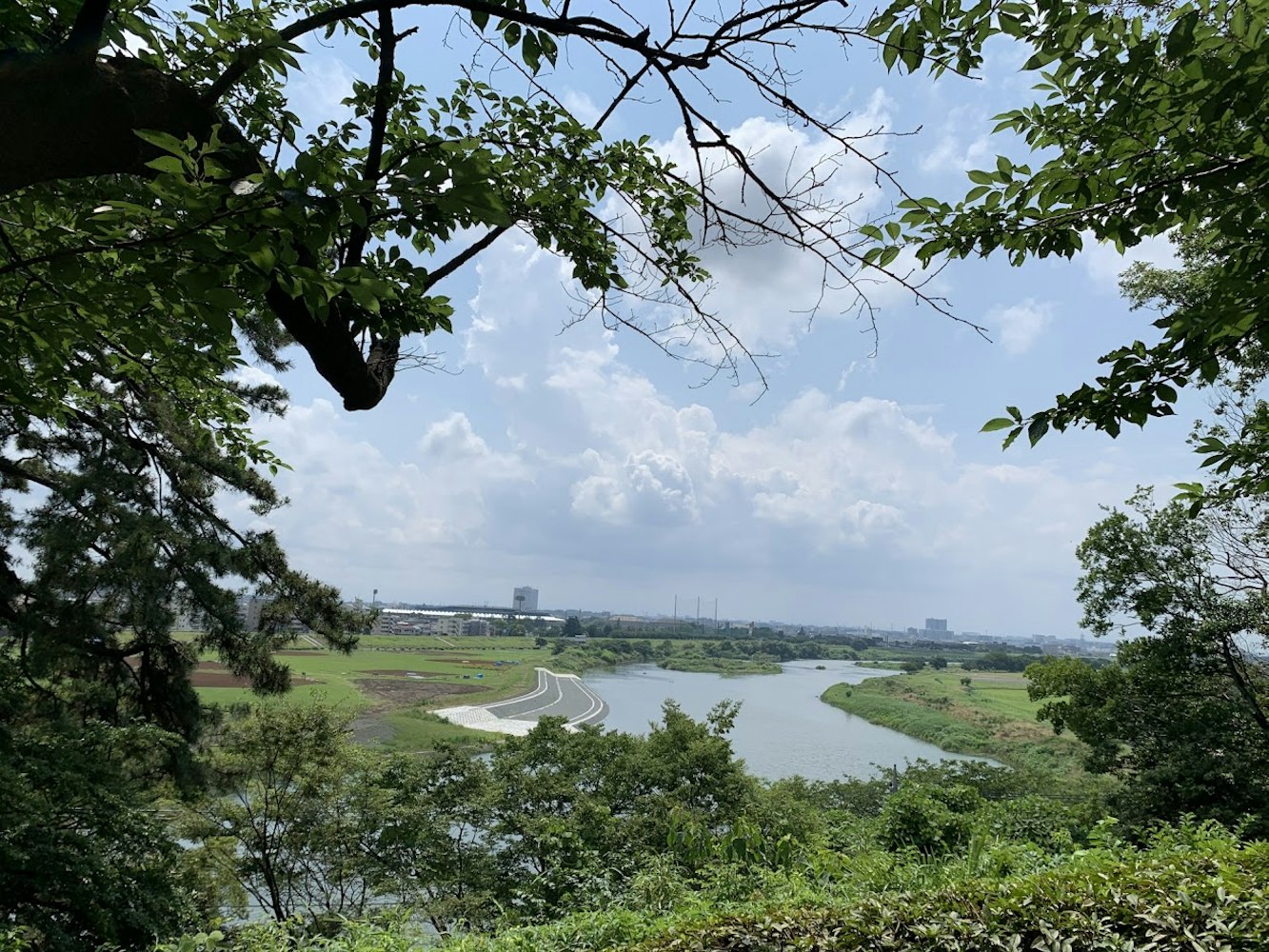 園内の展望台からは多摩川を一望できる