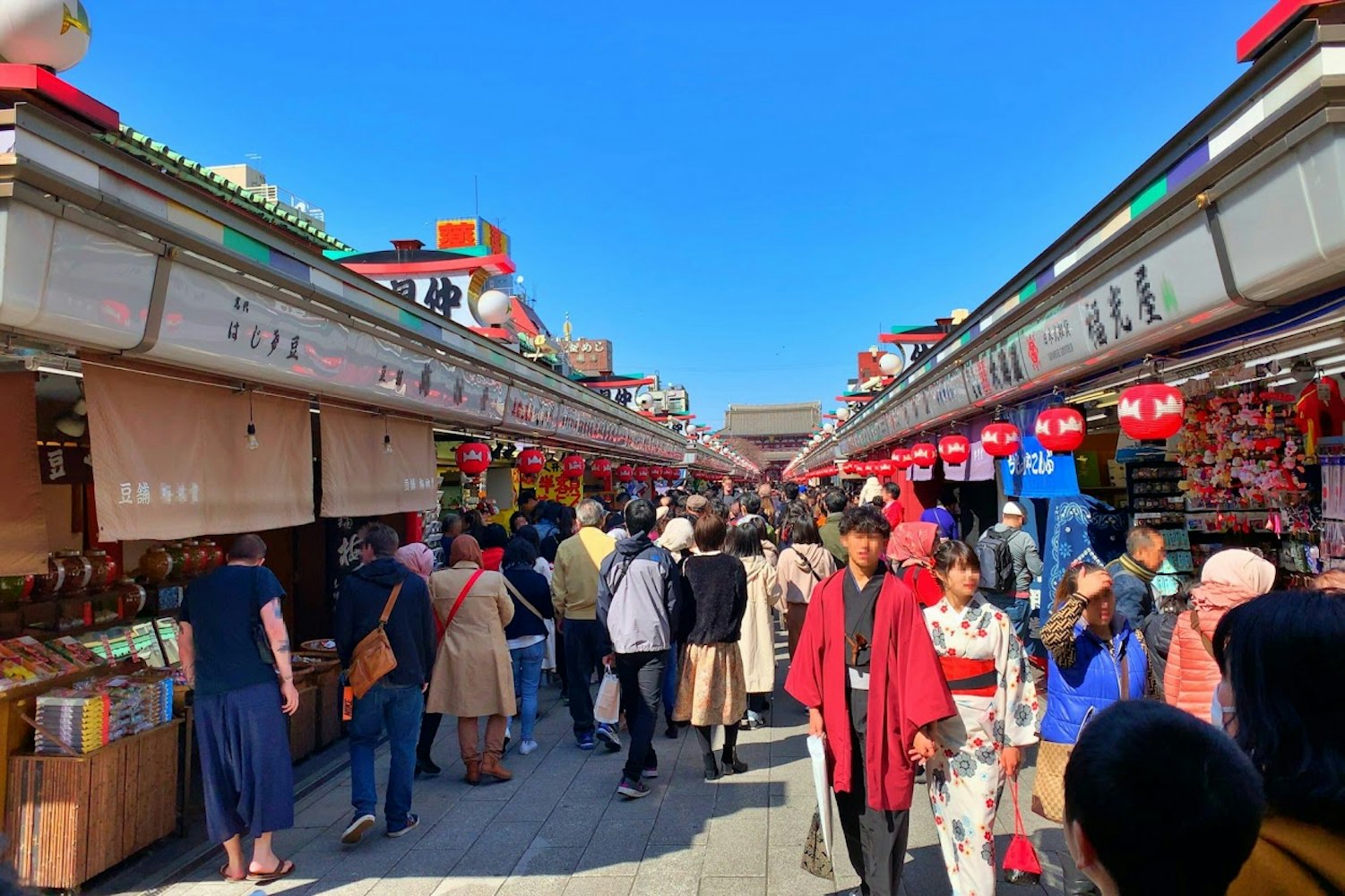 食べる歩きにはぴったりの商店街