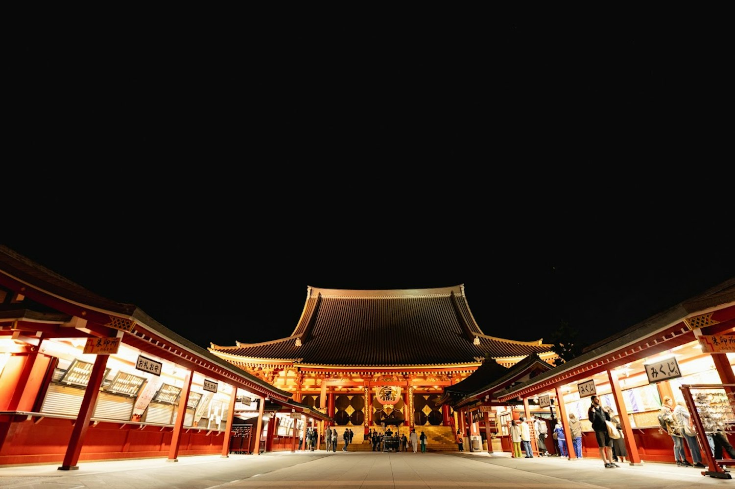 多くの観光客が集まるスポット雷門