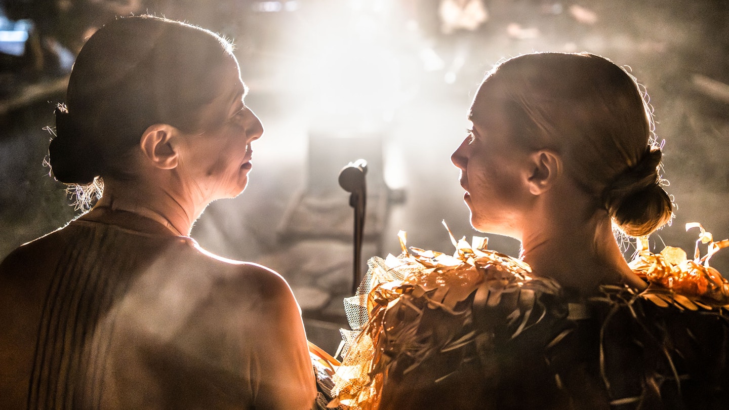 Sara Wikström och Anna Lundström. Föreställningsfoto från "Skönheten i kaos". Foto: Mats Bäcker