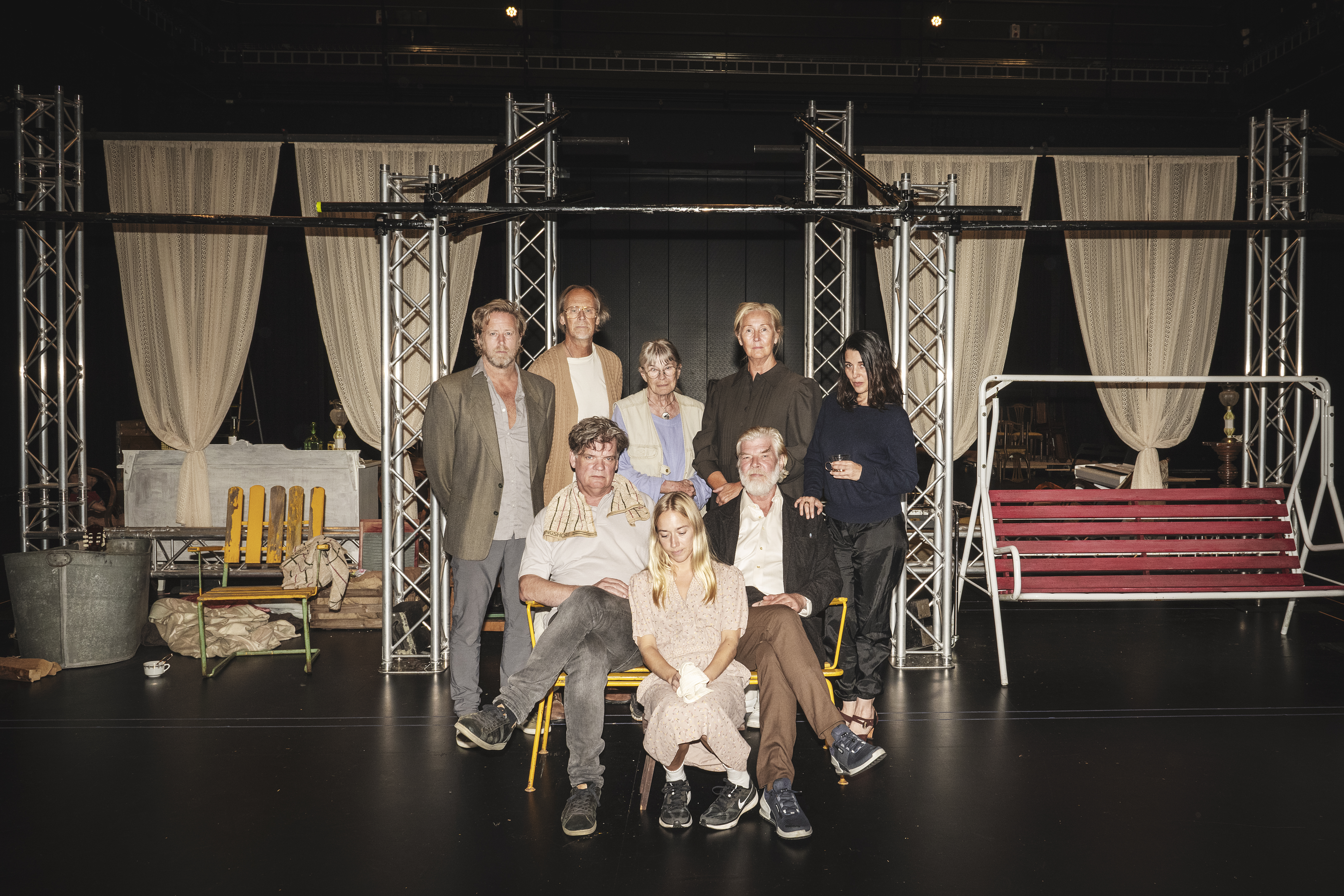 Jonas Sjöqvist, Thomas Nystedt, Benjamin Moliner, Ann Lundgren, Anna Lundström, Lena B Nilsson, Jakob Eklund och Ruth Vega Fernandez. Repetitionsfoto från "Onkel Vanja". Foto: Ellika Henrikson