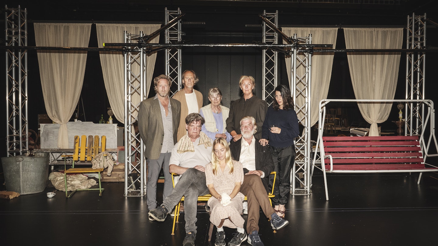 Jonas Sjöqvist, Thomas Nystedt, Benjamin Moliner, Ann Lundgren, Anna Lundström, Lena B Nilsson, Jakob Eklund och Ruth Vega Fernandez. Repetitionsfoto från "Onkel Vanja". Foto: Ellika Henrikson Jonas Sjöqvist, Thomas Nystedt, Benjamin Moliner, Ann Lundgren, Anna Lundström, Lena B Nilsson, Jakob Eklund och Ruth Vega Fernandez. Repetitionsfoto från "Onkel Vanja". Foto: Ellika Henrikson