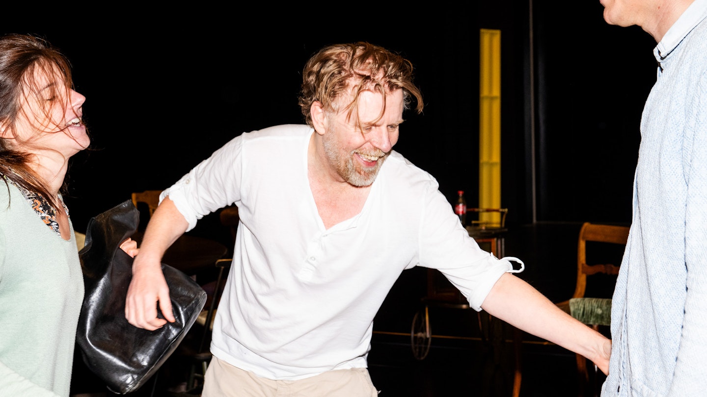 Karin Lycke, Pelle Grytt och Ludvig Stynsberg. Repetitionsfoto från Bobby Fischer. Foto: Ellika Henrikson Karin Lycke, Pelle Grytt och Ludvig Stynsberg. Repetitionsfoto från Bobby Fischer. Foto: Ellika Henrikson
