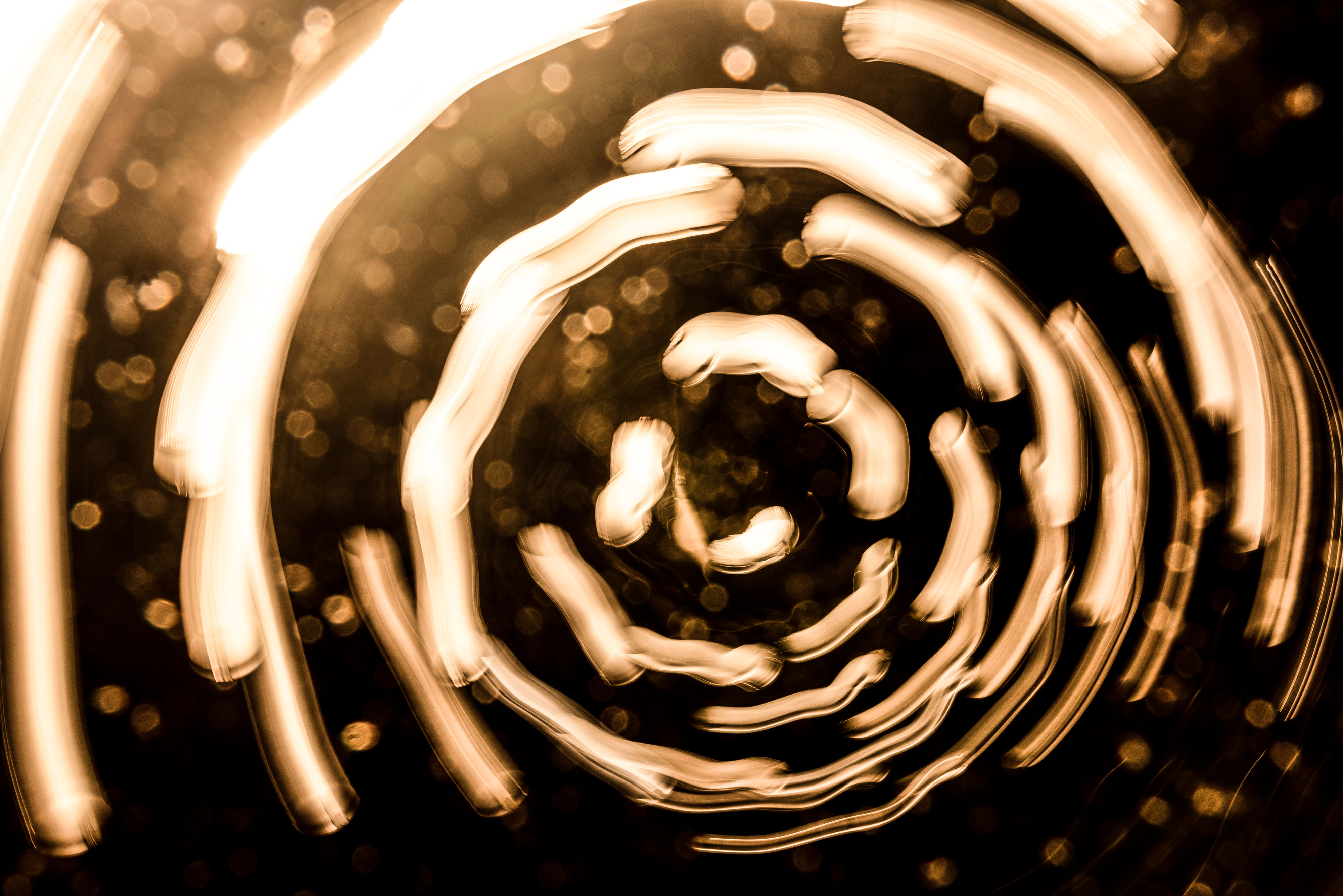 Bilden visar flera lysande strimmor som bildar cirklar.