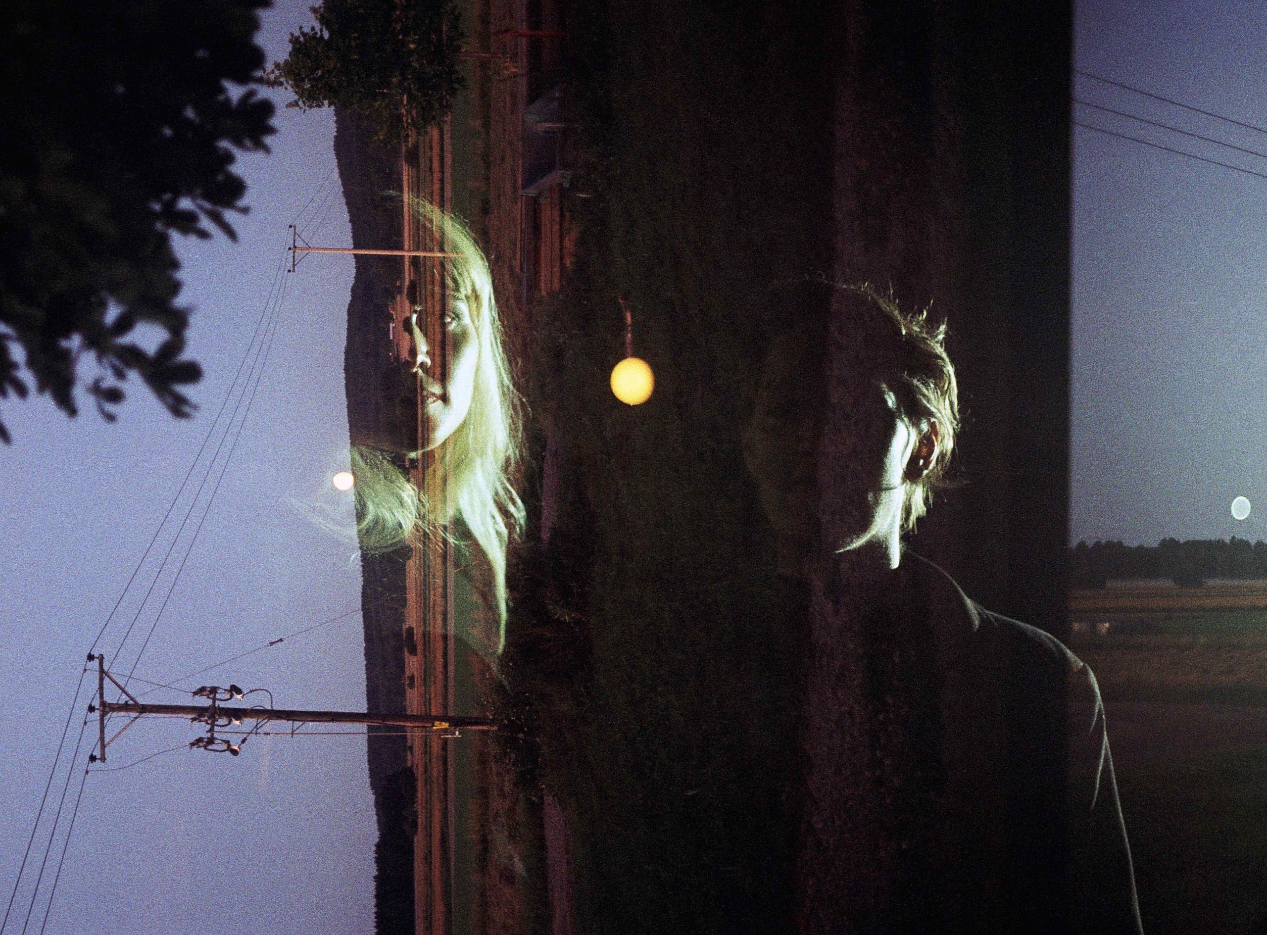 På bilden syns Anna Karlsson och Anna Rubinsztein's spegelbilder i ett fönster i kvällsljus.