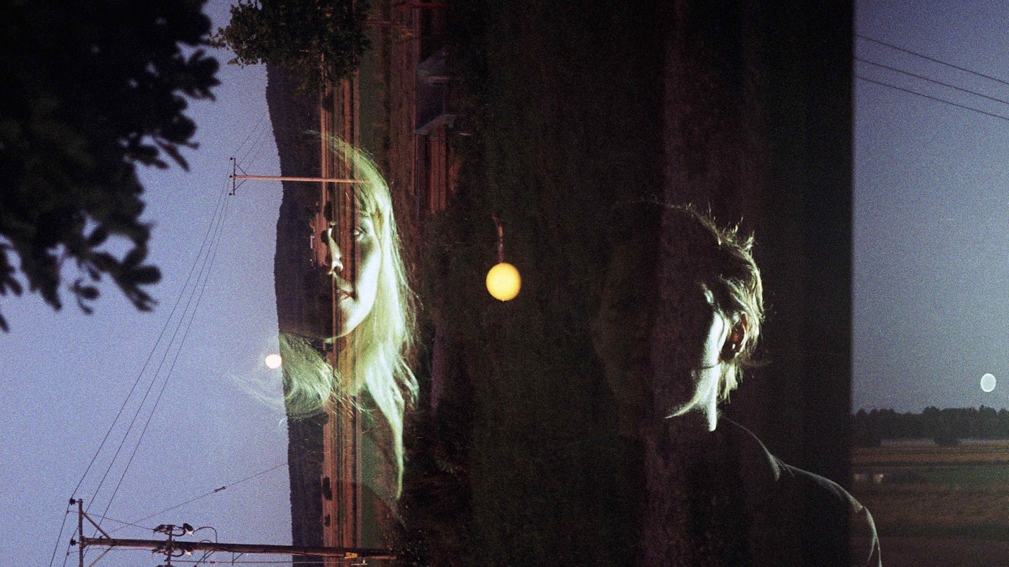 På bilden syns Anna Karlsson och Anna Rubinsztein's spegelbilder i ett fönster i kvällsljus.