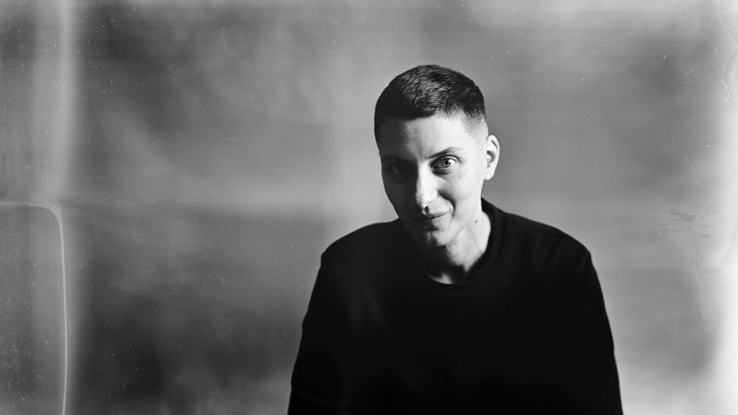 Svartvit bild på Nino Mick