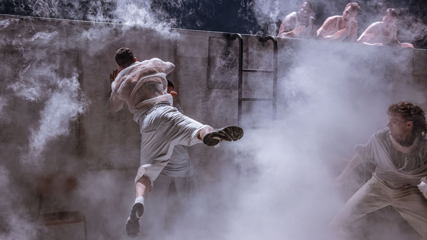Wahid Setihesh, Simon Rajala, Christian Lönn, Martin Olsson, Hampus Rudqvist och Björn Sahlin i "Romeo och Julia". Foto: Mats Bäcker