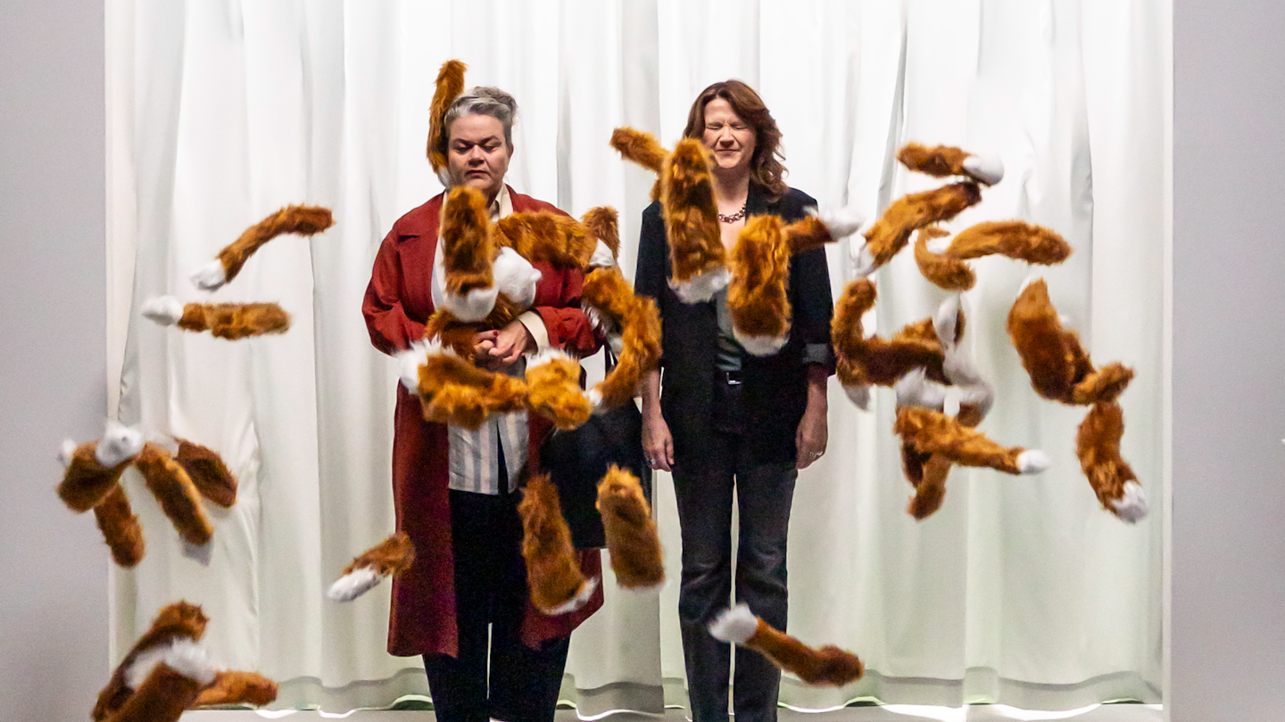 Tove Wiréen och Malin Morgan i "En jättehärlig dag". Foto: Jenny Baumgartner