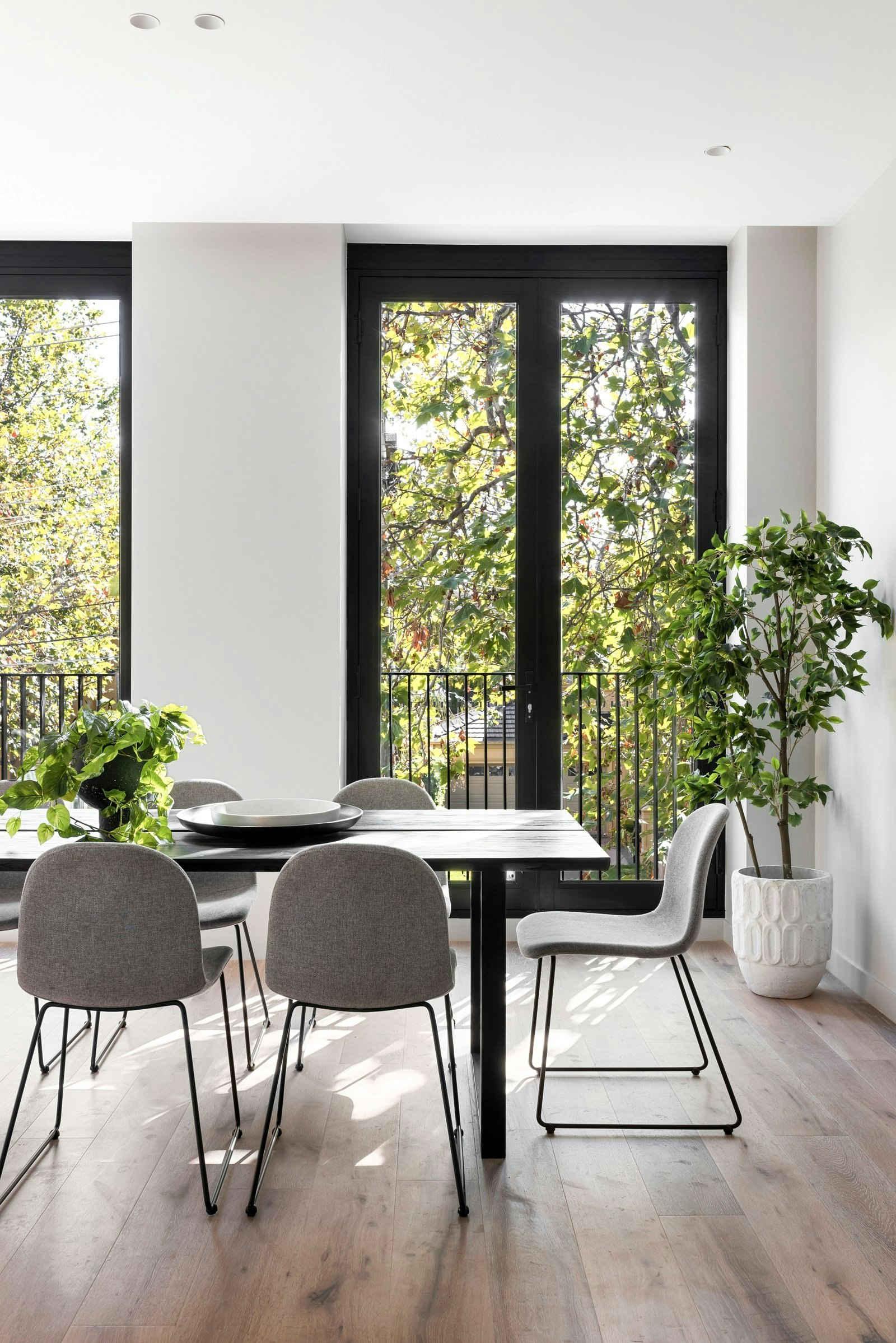 Ten To Twelve Lindsay