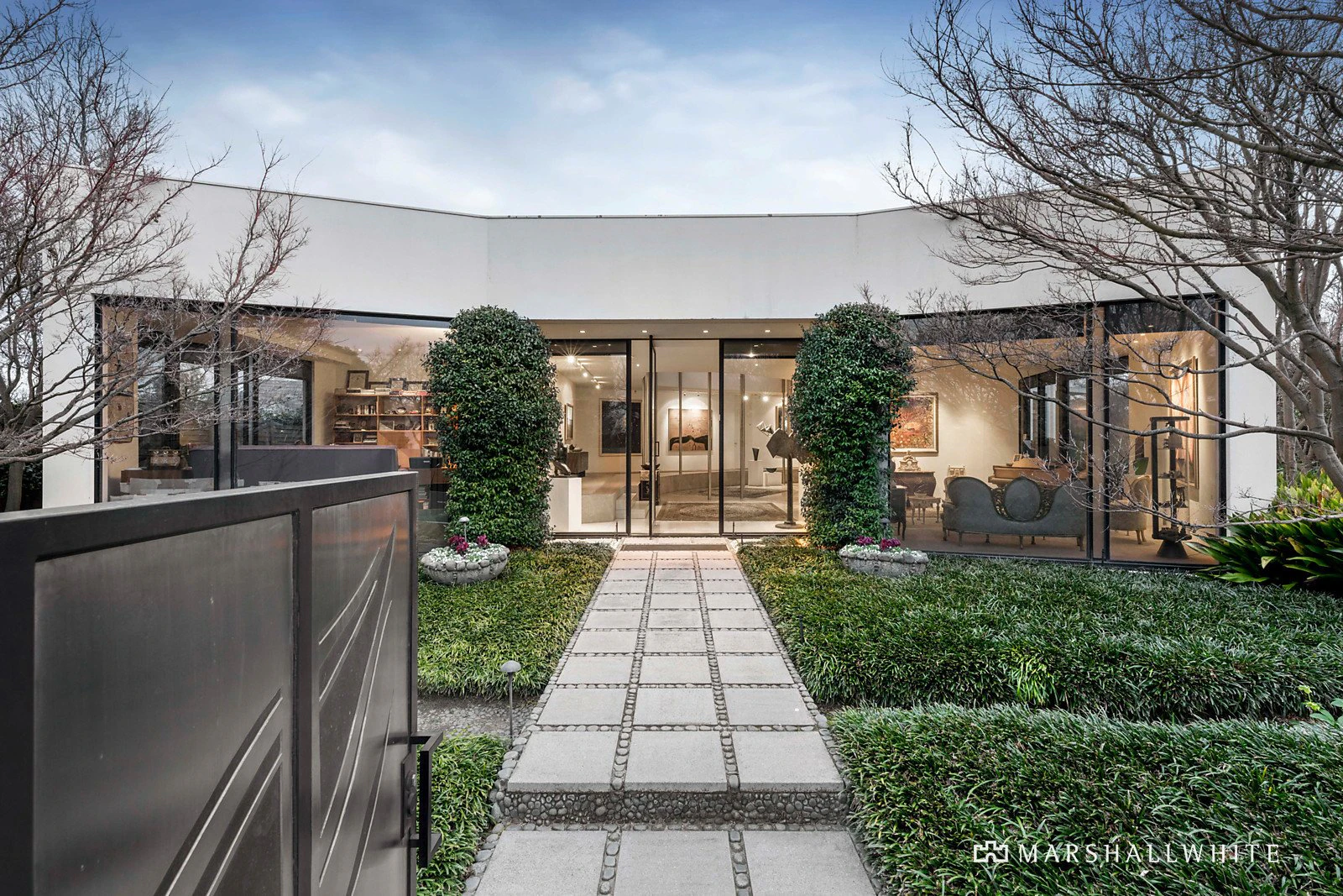 2 Crestmont Court, Toorak, VIC