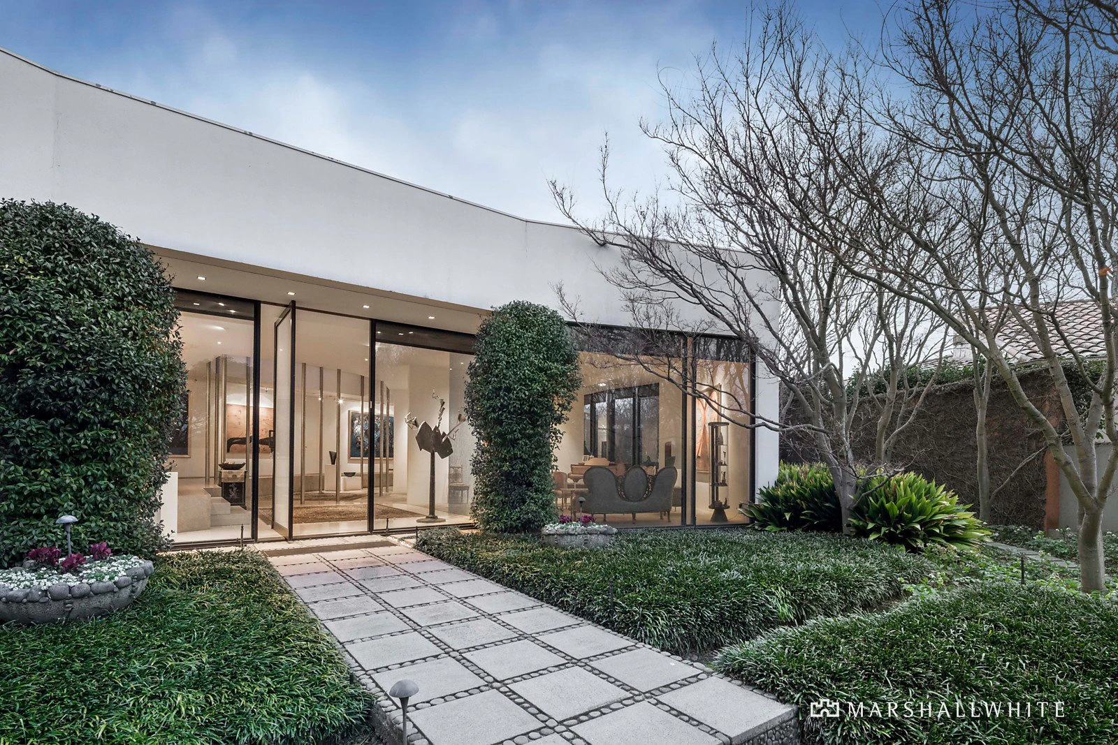 2 Crestmont Court, Toorak, VIC