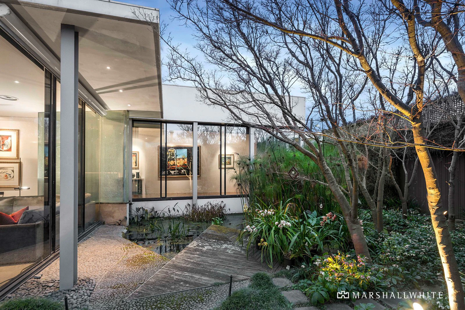 2 Crestmont Court, Toorak, VIC
