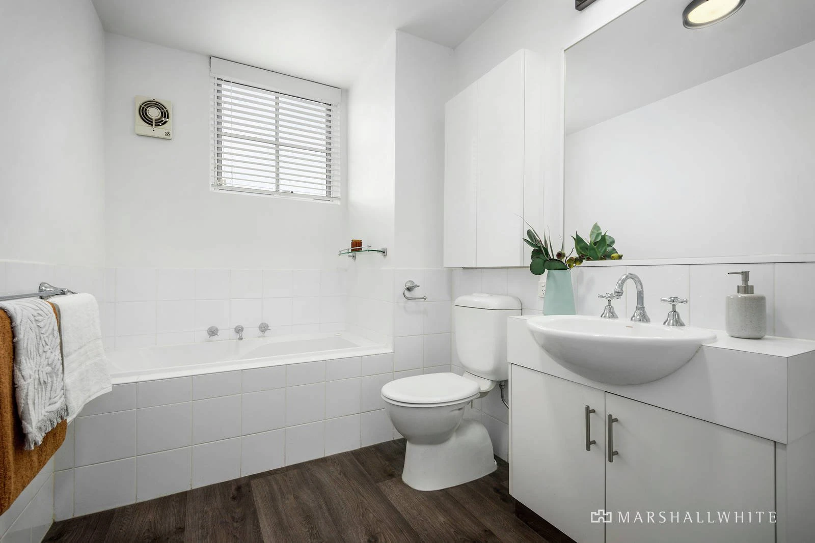 21/56 Beach Road, Hampton, VIC