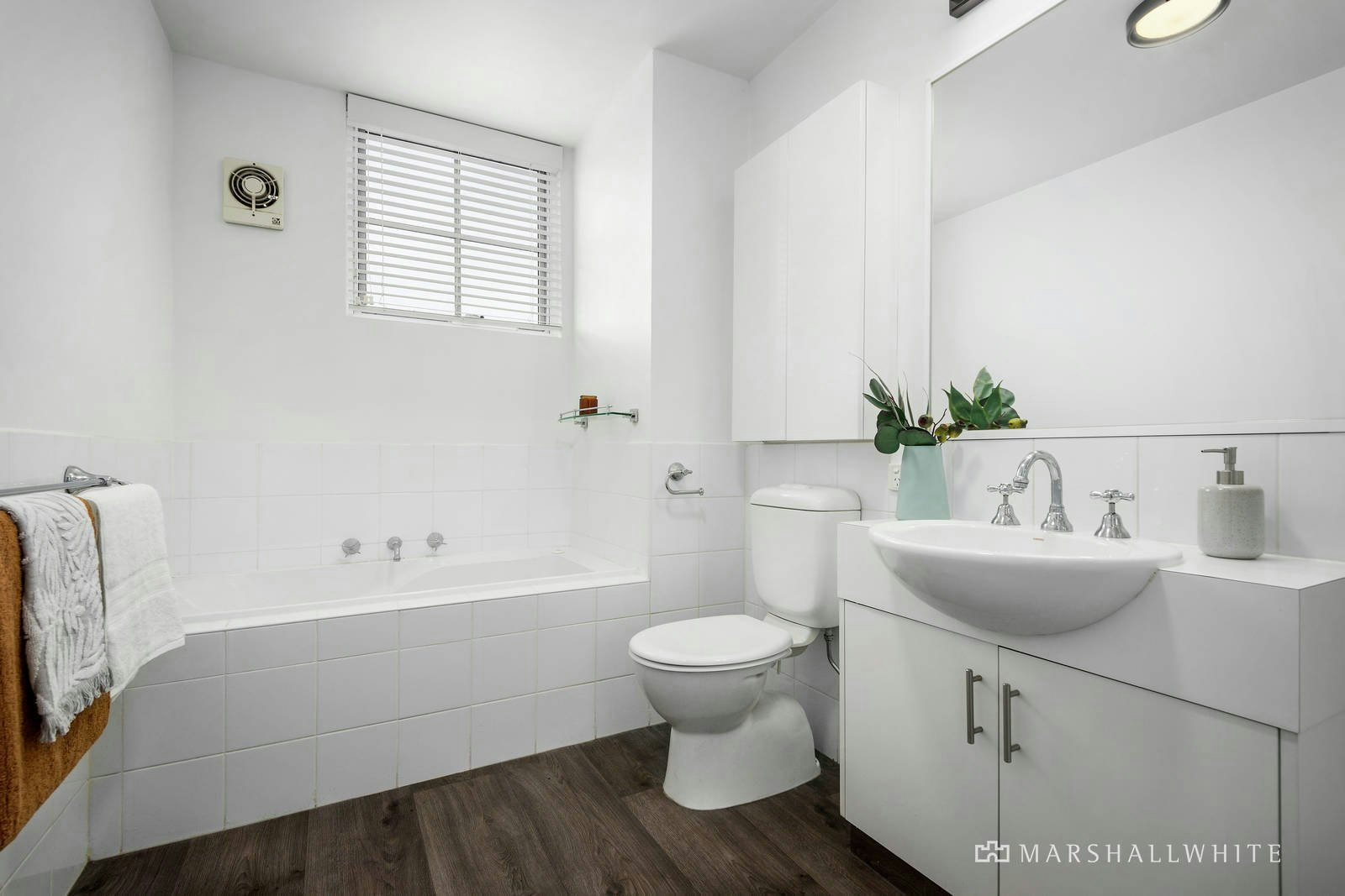 21/56 Beach Road, Hampton, VIC