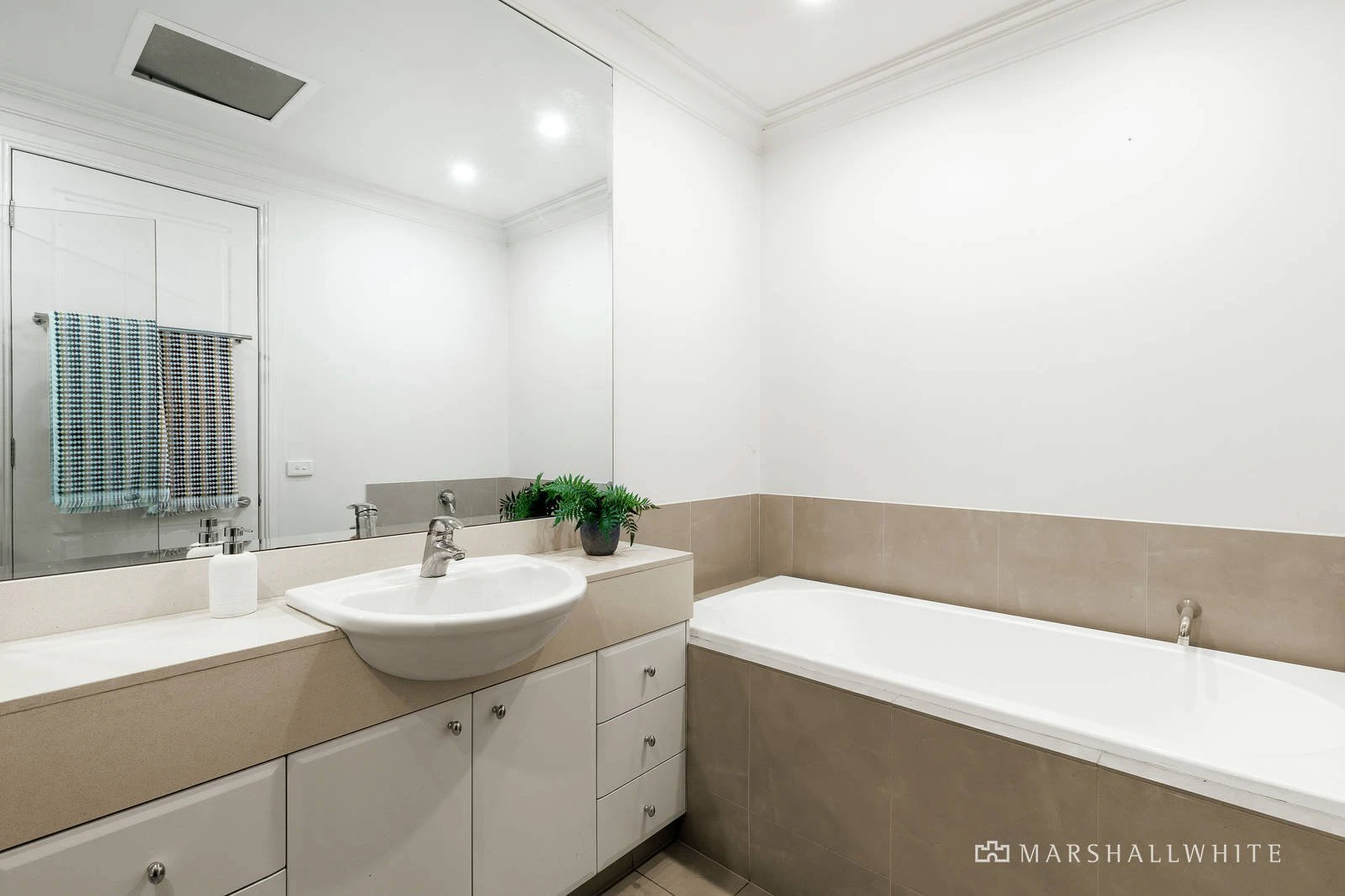 2/7 St Georges Crescent, Ashburton, VIC