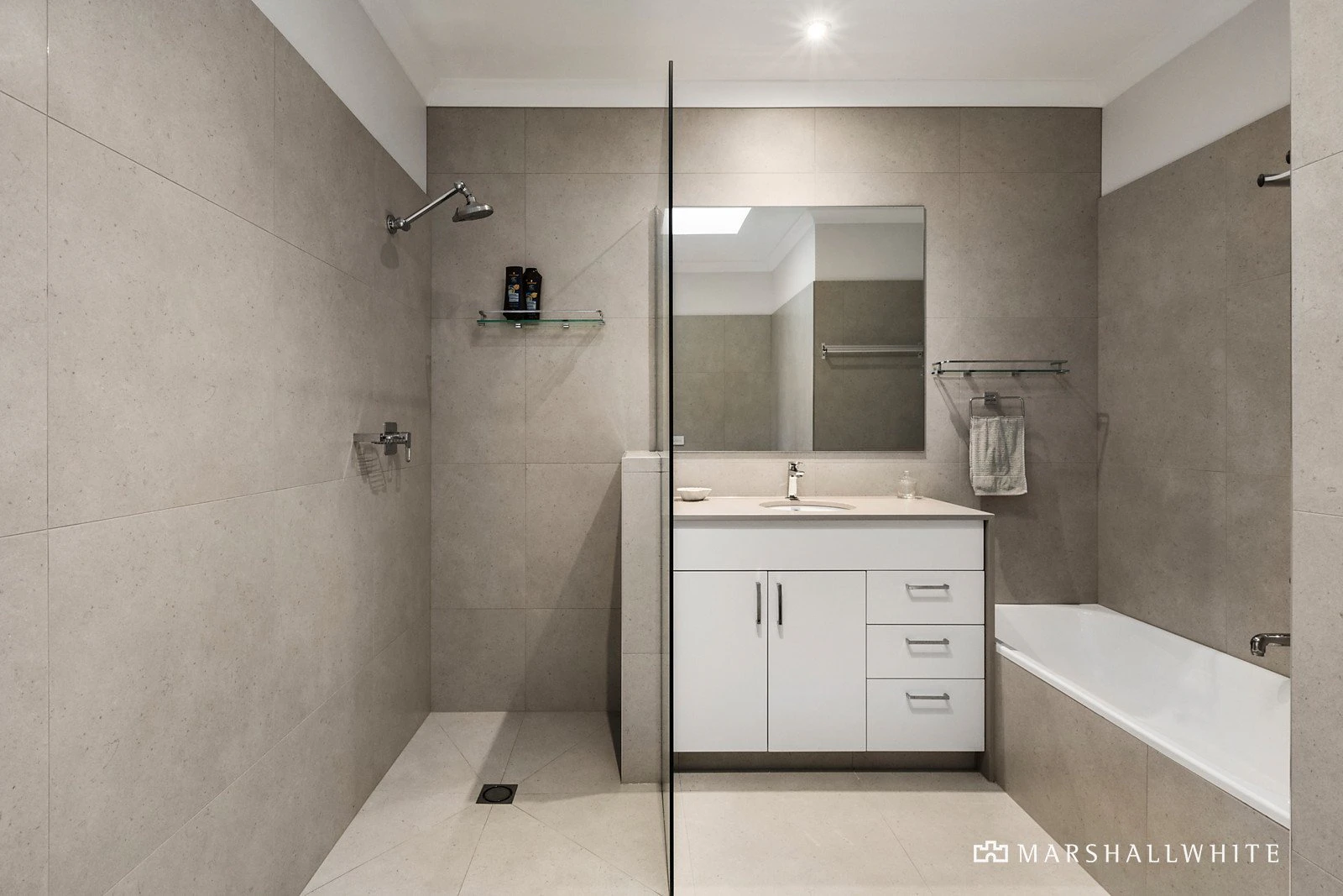 2D Hopetoun Avenue, Canterbury, VIC
