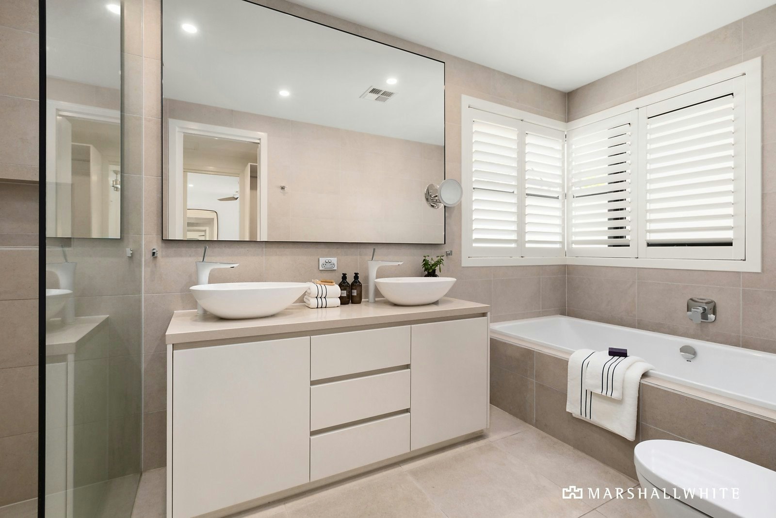 2/27 Faversham Road, Canterbury, VIC