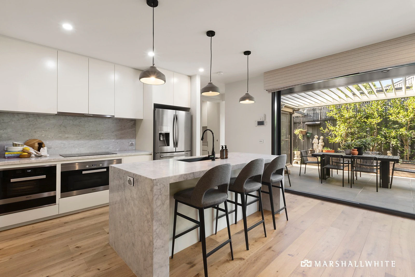 2/27 Faversham Road, Canterbury, VIC