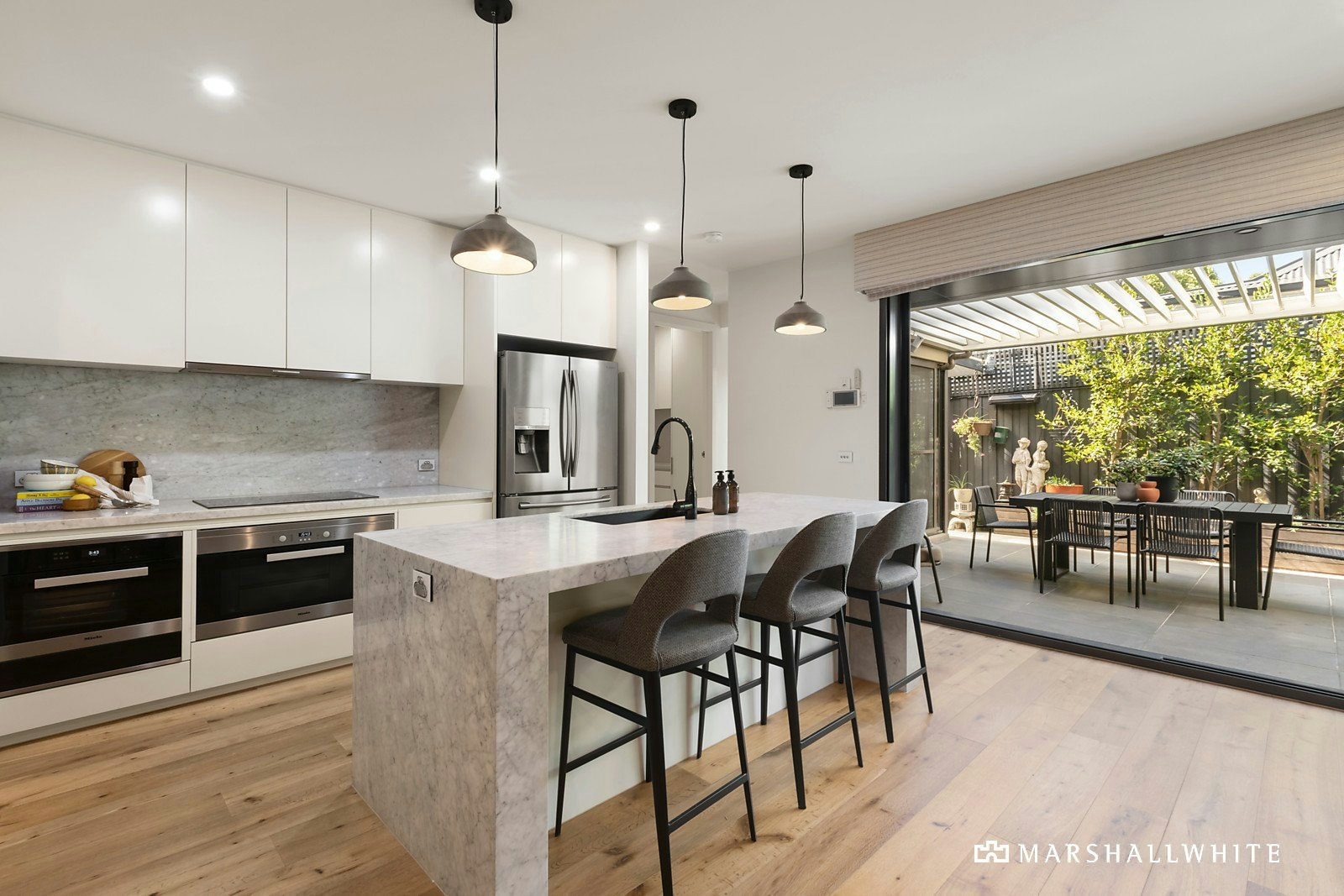 2/27 Faversham Road, Canterbury, VIC