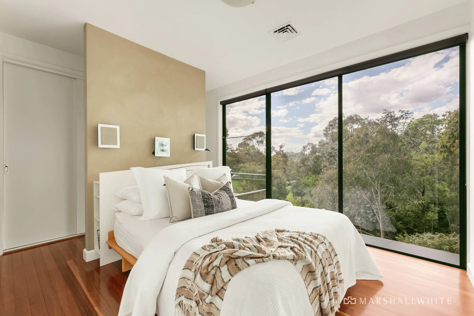 18 Thornbury Crescent, Malvern East, VIC