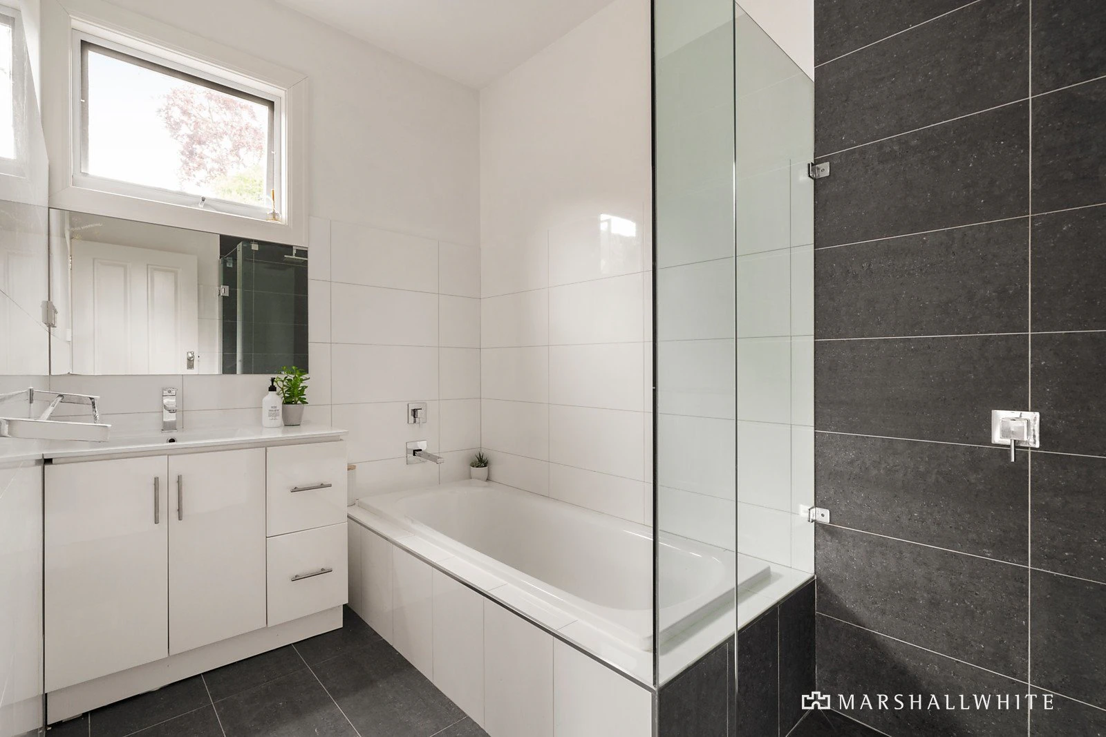 18 Aisbett Avenue, Camberwell, VIC