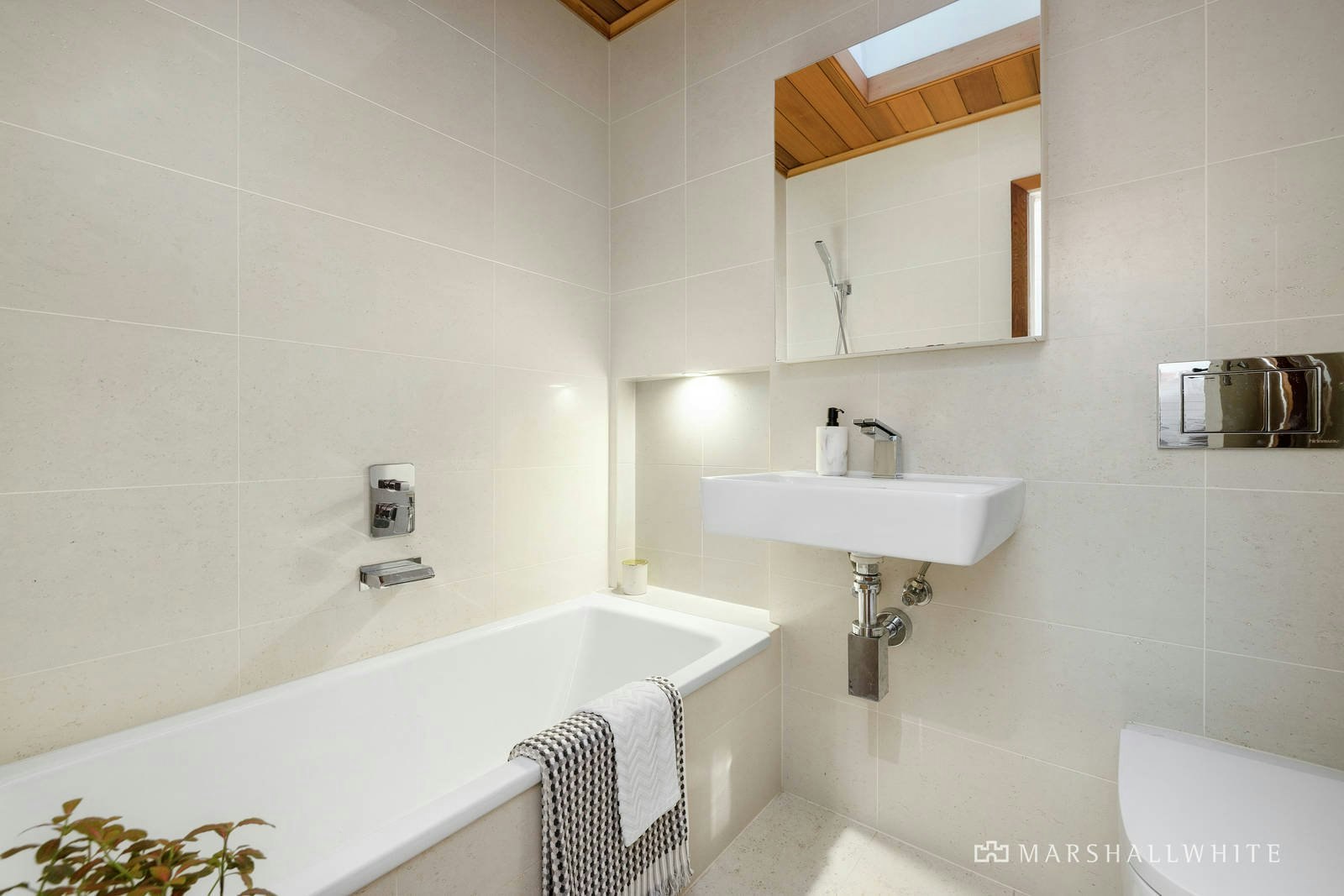 15 Raynes Park Road, Hampton, VIC