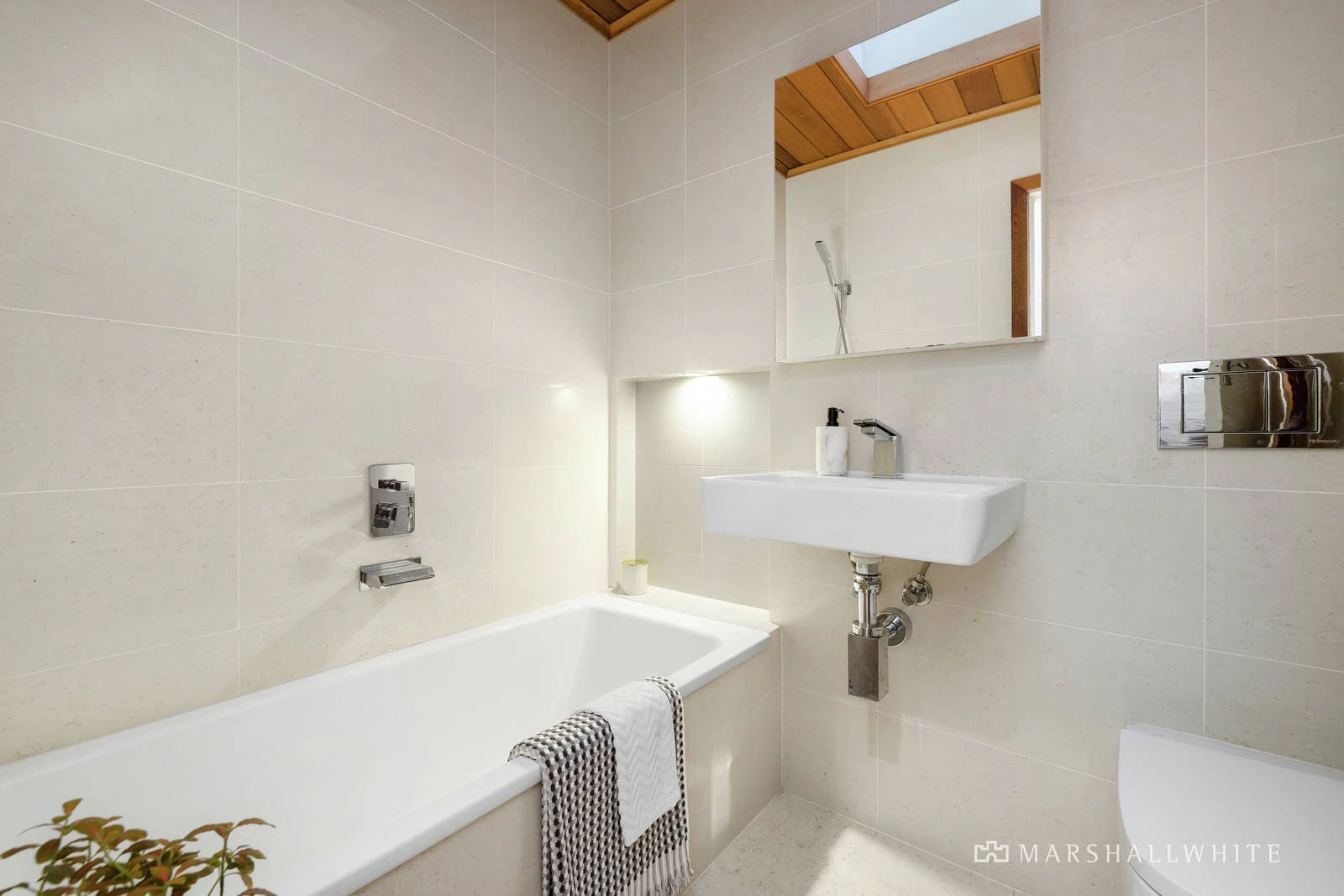 15 Raynes Park Road, Hampton, VIC