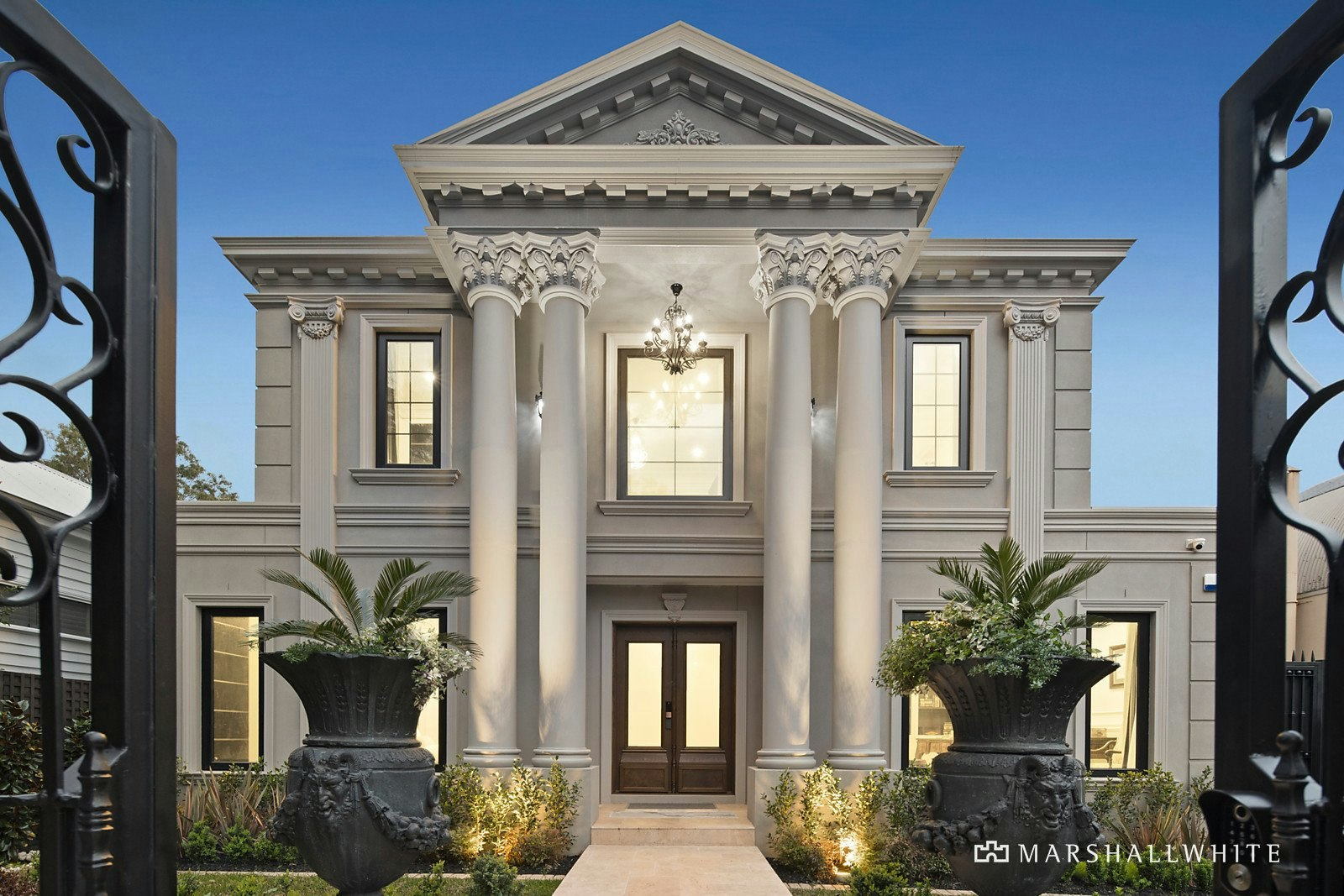 18 Hopetoun Avenue, Canterbury, VIC