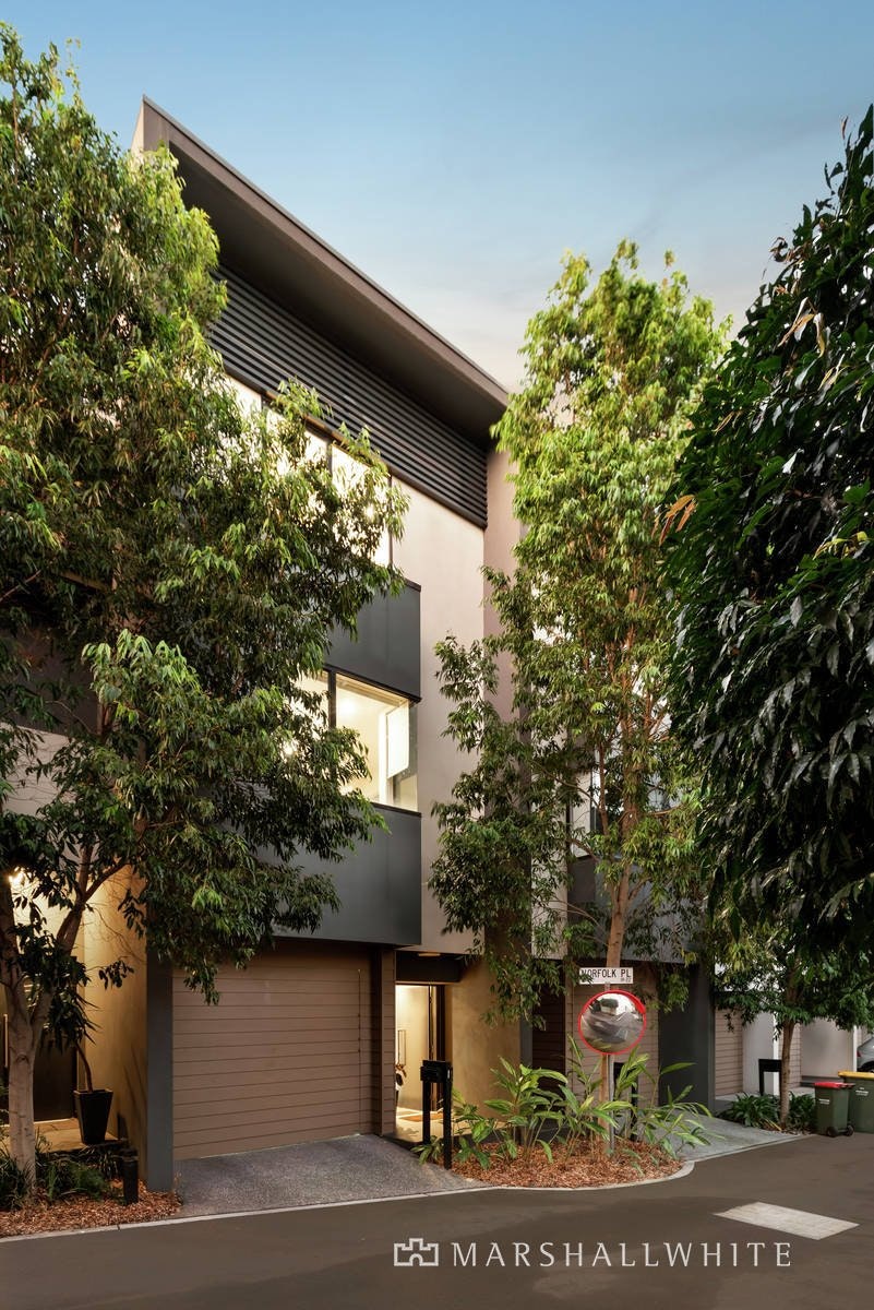 18 Norfolk Place, Malvern, VIC