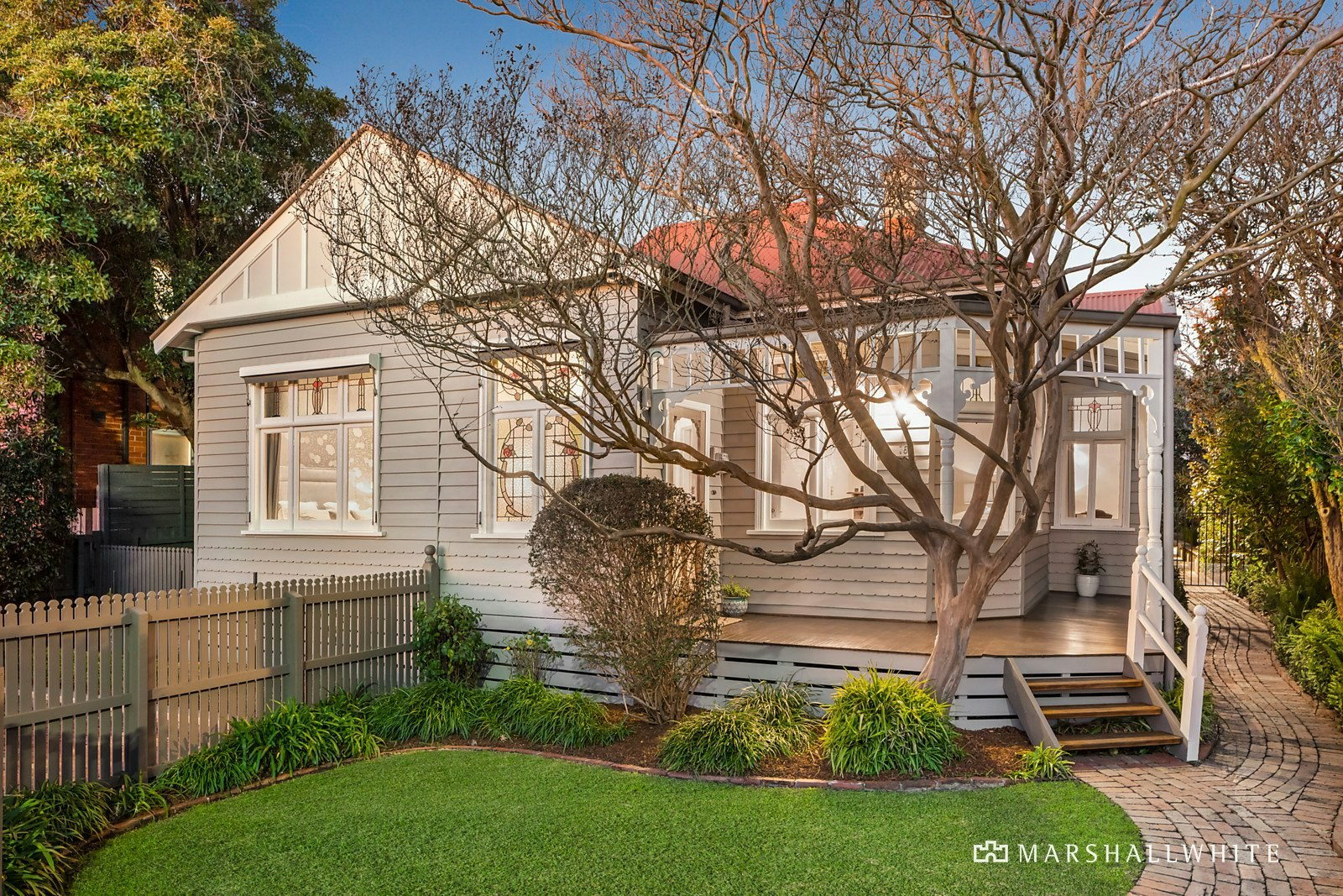 16 Louise Avenue, Mont Albert, VIC