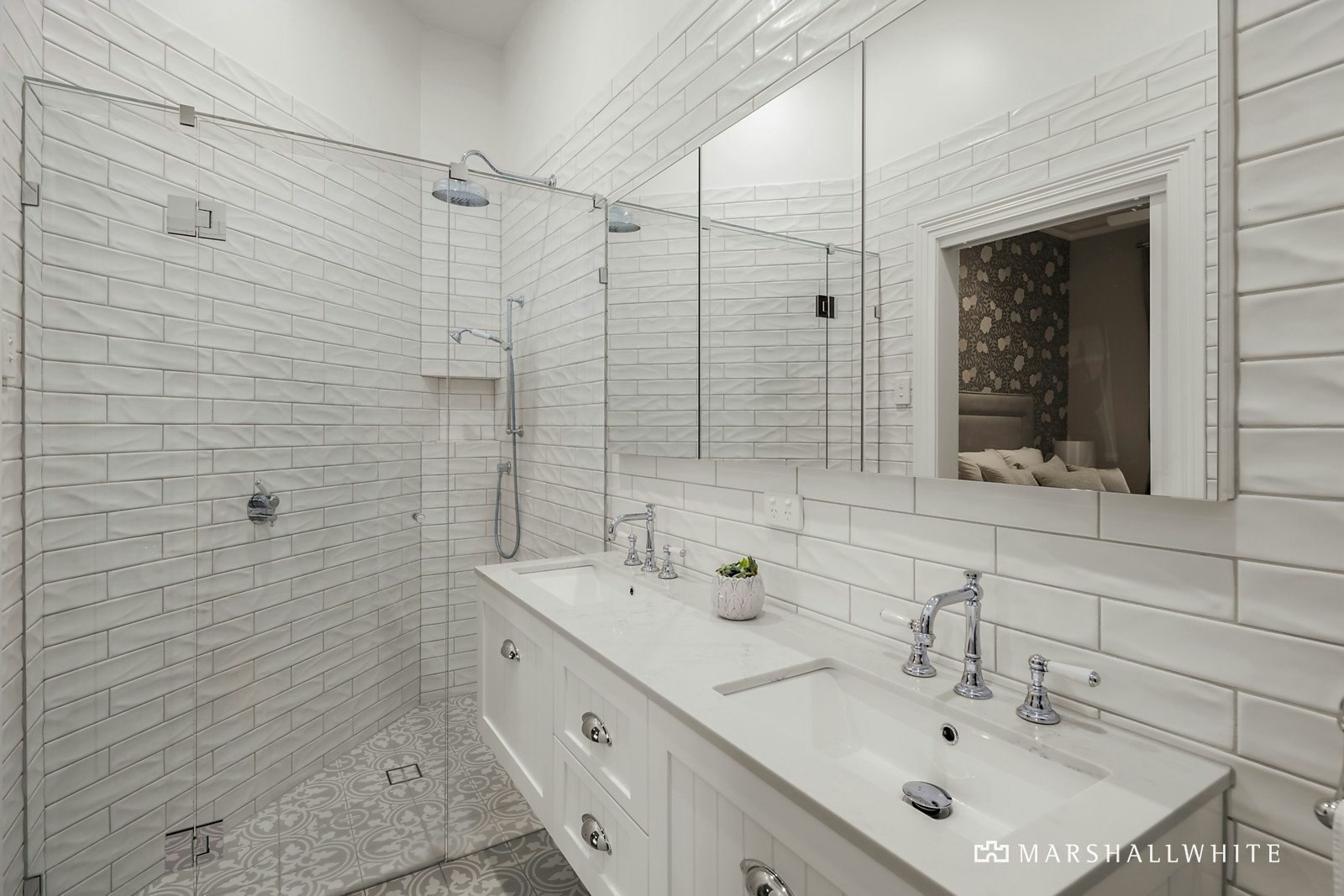 16 Louise Avenue, Mont Albert, VIC