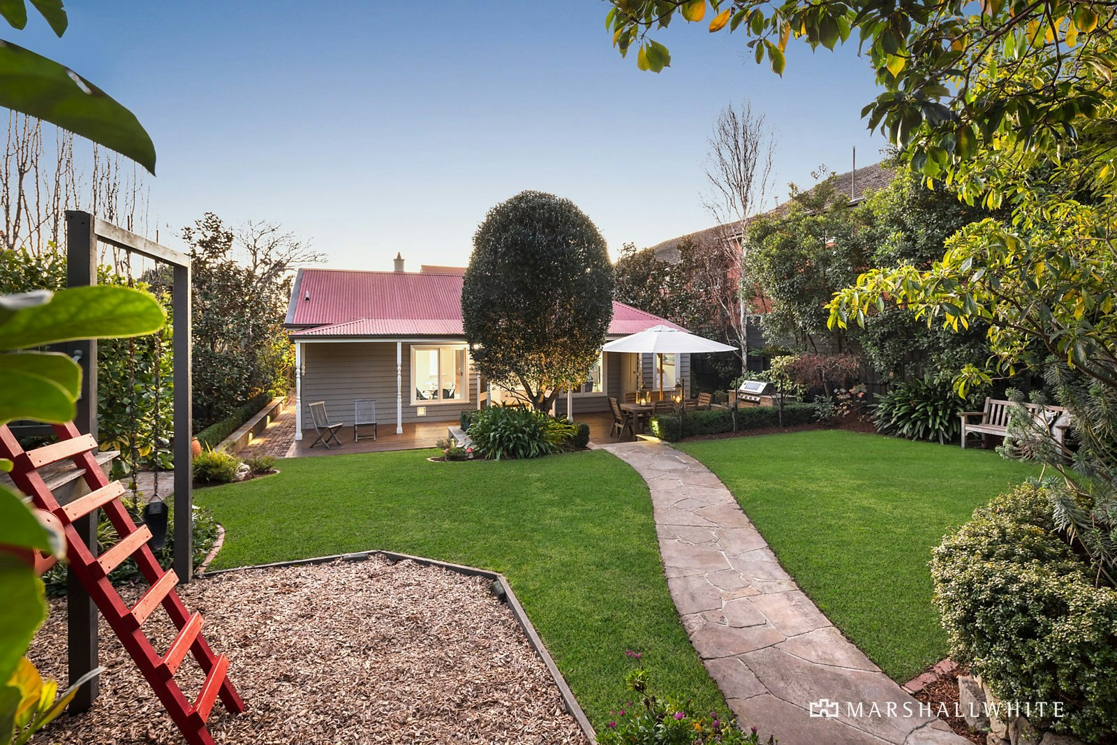 16 Louise Avenue, Mont Albert, VIC