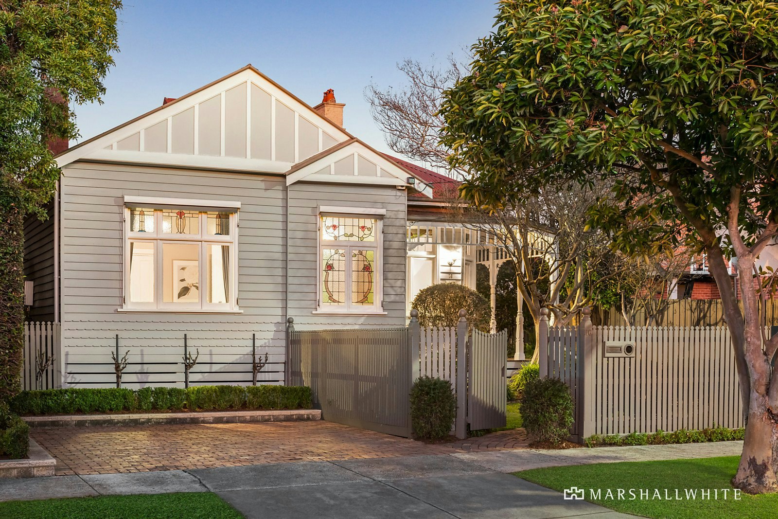 16 Louise Avenue, Mont Albert, VIC