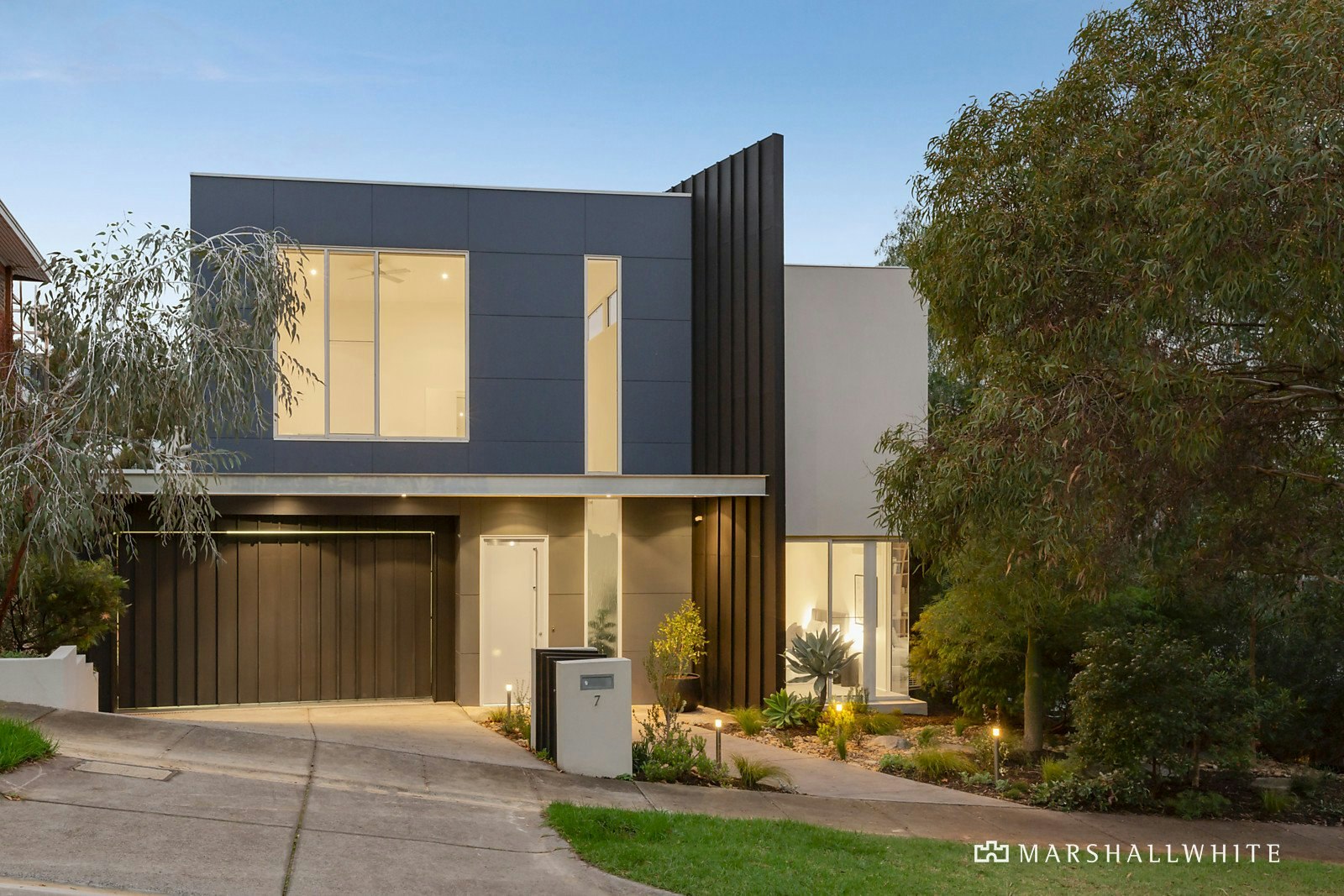 7 Raheen Drive, Kew, VIC
