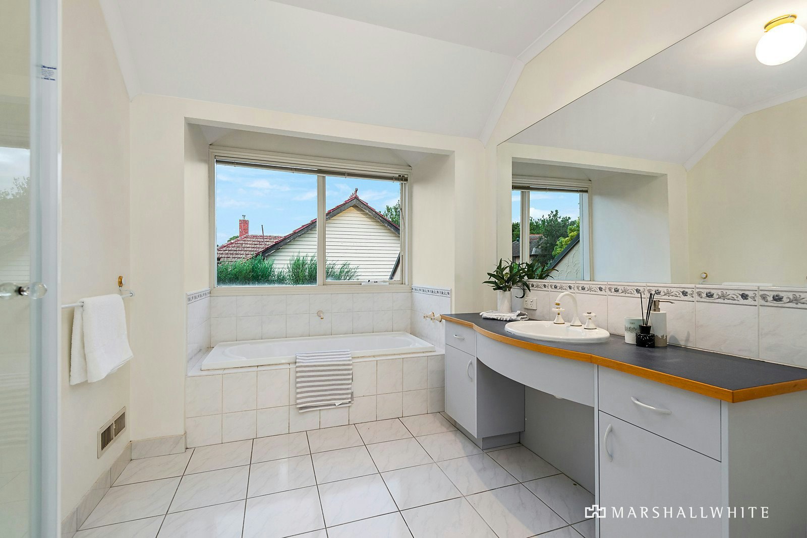 9 Leeds Street, Canterbury, VIC