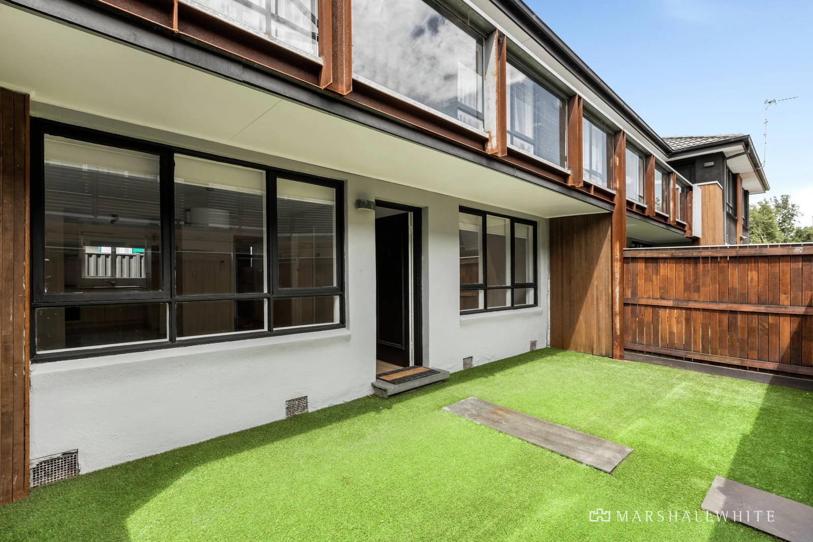 2/13 Lewisham Road, Windsor, VIC