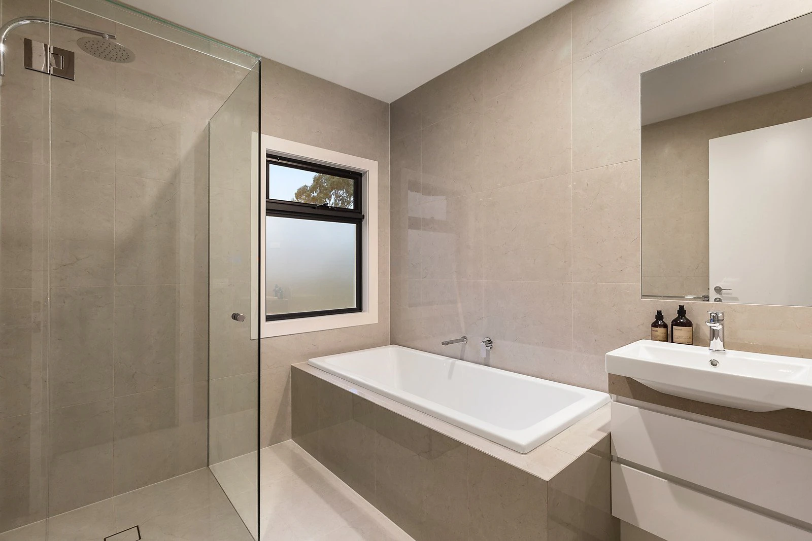 2/4 Garden Road, Camberwell, VIC