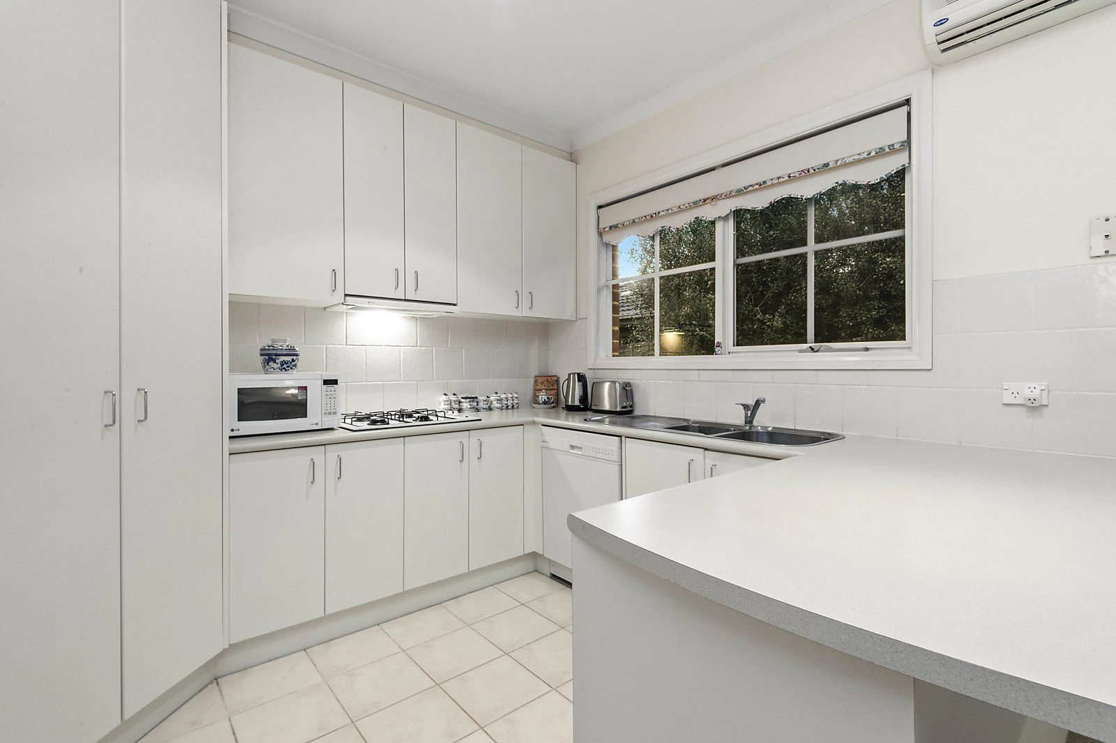 2/1 Lucerne Avenue, Mornington, VIC